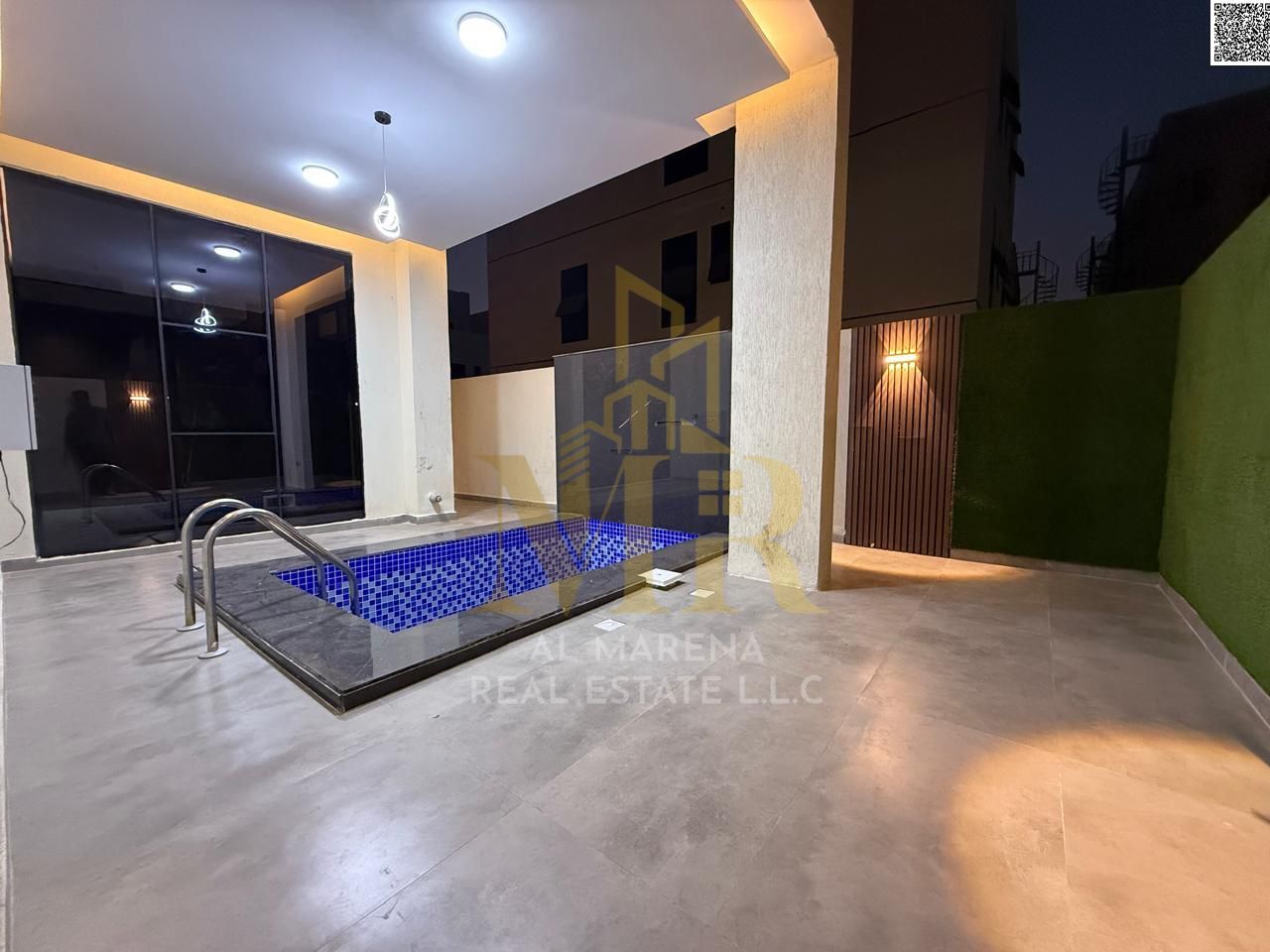 For sale, a luxurious villa in the heart of Bahia, on a street and alley, with an area of 3014 square feet - two floors and a roof - 7 master bedroo