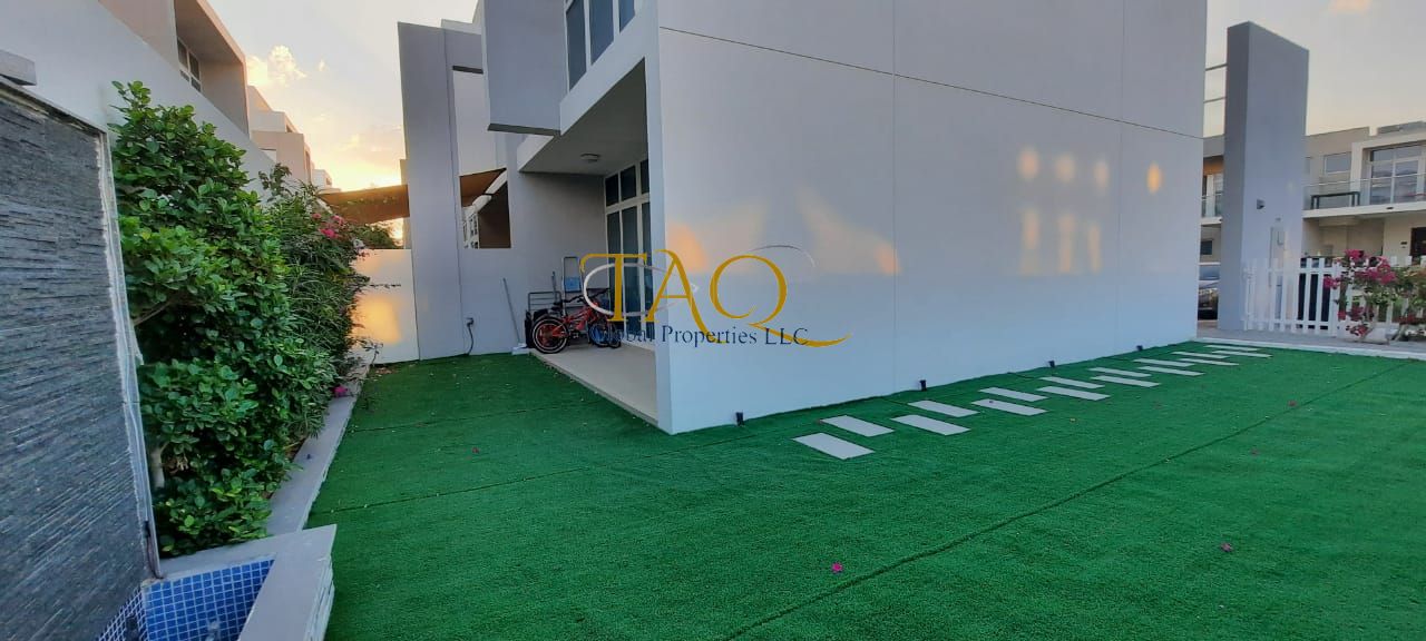 END CORNER FURNISHED 3BR TOWNHOUSE WITH BIG L SHAPE GARDEN