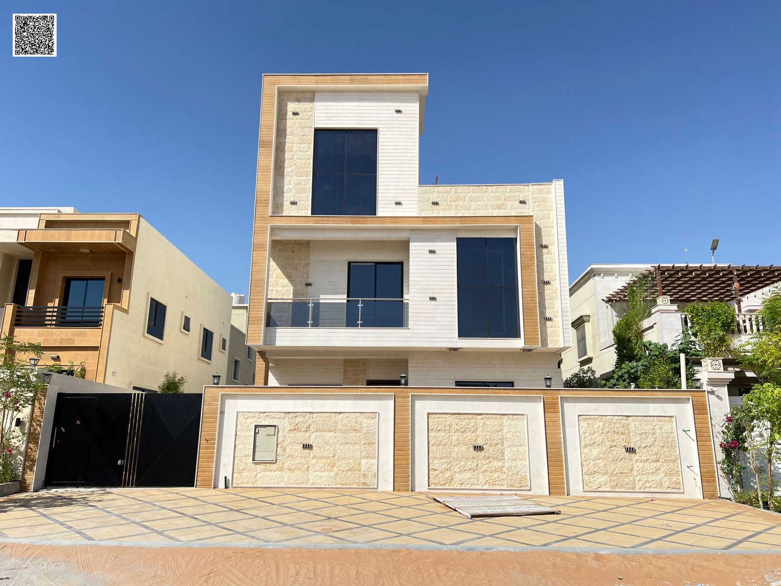 For sale, a luxurious two-story villa with a roof, at a negotiable price with the possibility of easy bank financing.