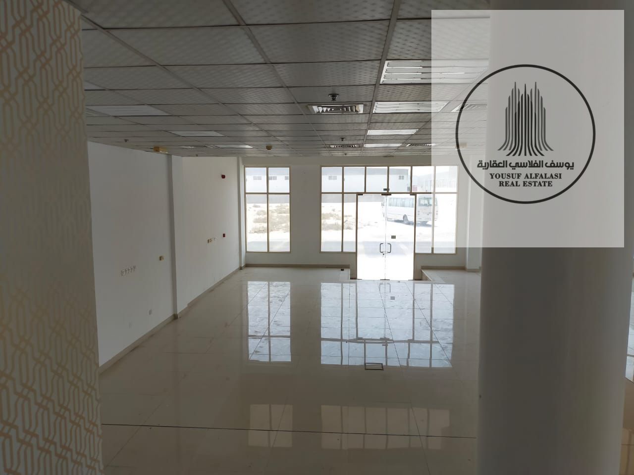 Showroom for rent, area 7500 square feet, on a main street, ready for delivery.