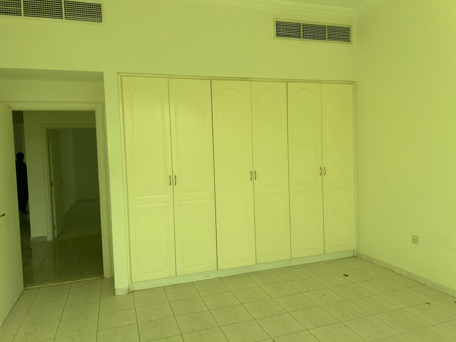 JUMEIRAH- 5BHK - MAID ROOM VILLA FOR RENT @ 500K