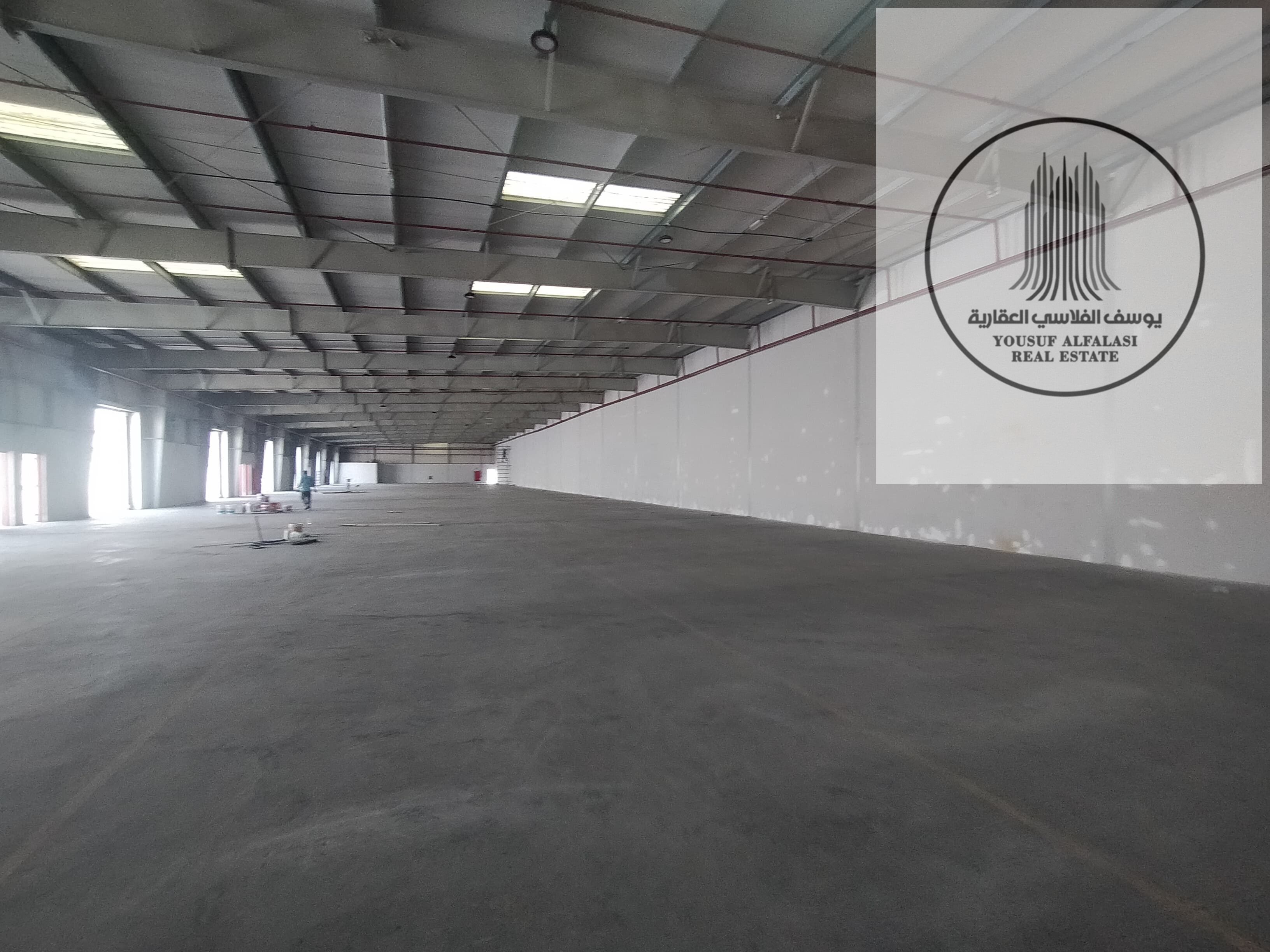 Warehouse on a main street, 45 thousand square feet, ready for immediate delivery.