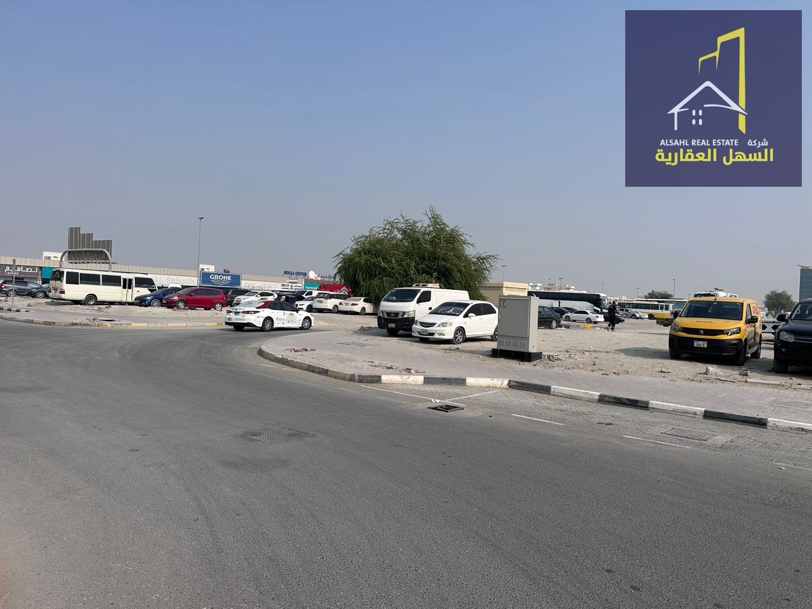 For sale: a residential-commercial plot in a strategic corner location
