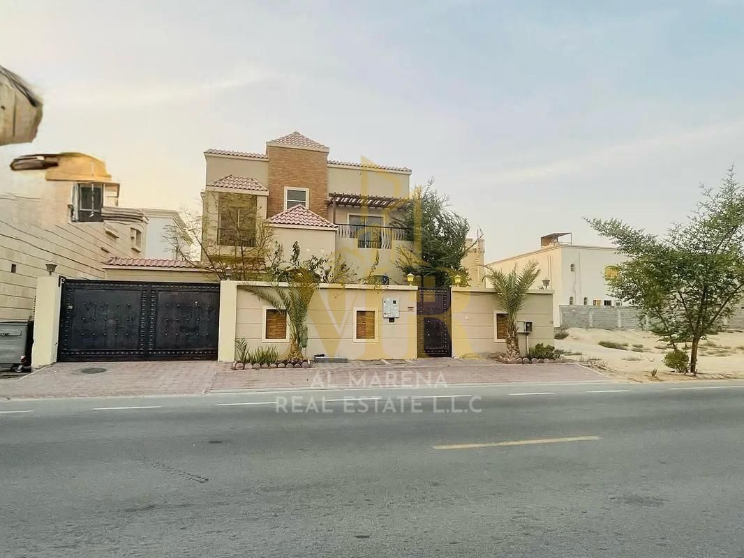 Villa for sale, price includes electricity, water, and air conditioning. Residential/commercial villa on the main street, ready to move in, in one of