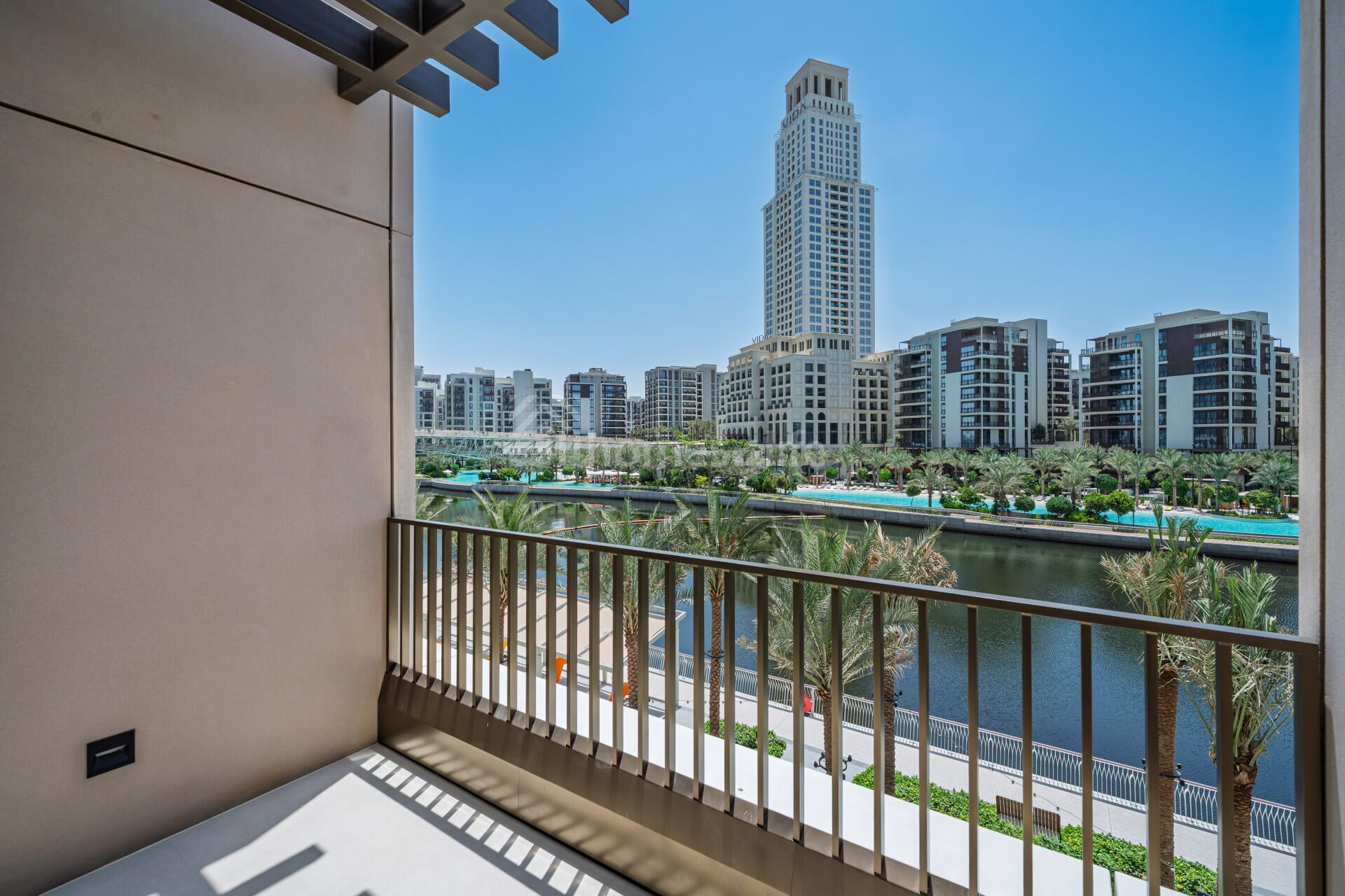 Spacious Layout | Duplex | Canal View