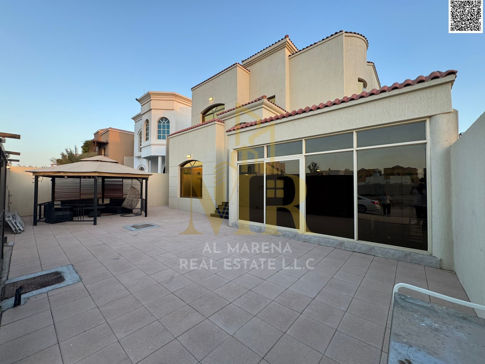 Villa on a street and alley, price includes electricity, water, and air conditioning fees. It has an annex next to the mosque. Freehold ownership.