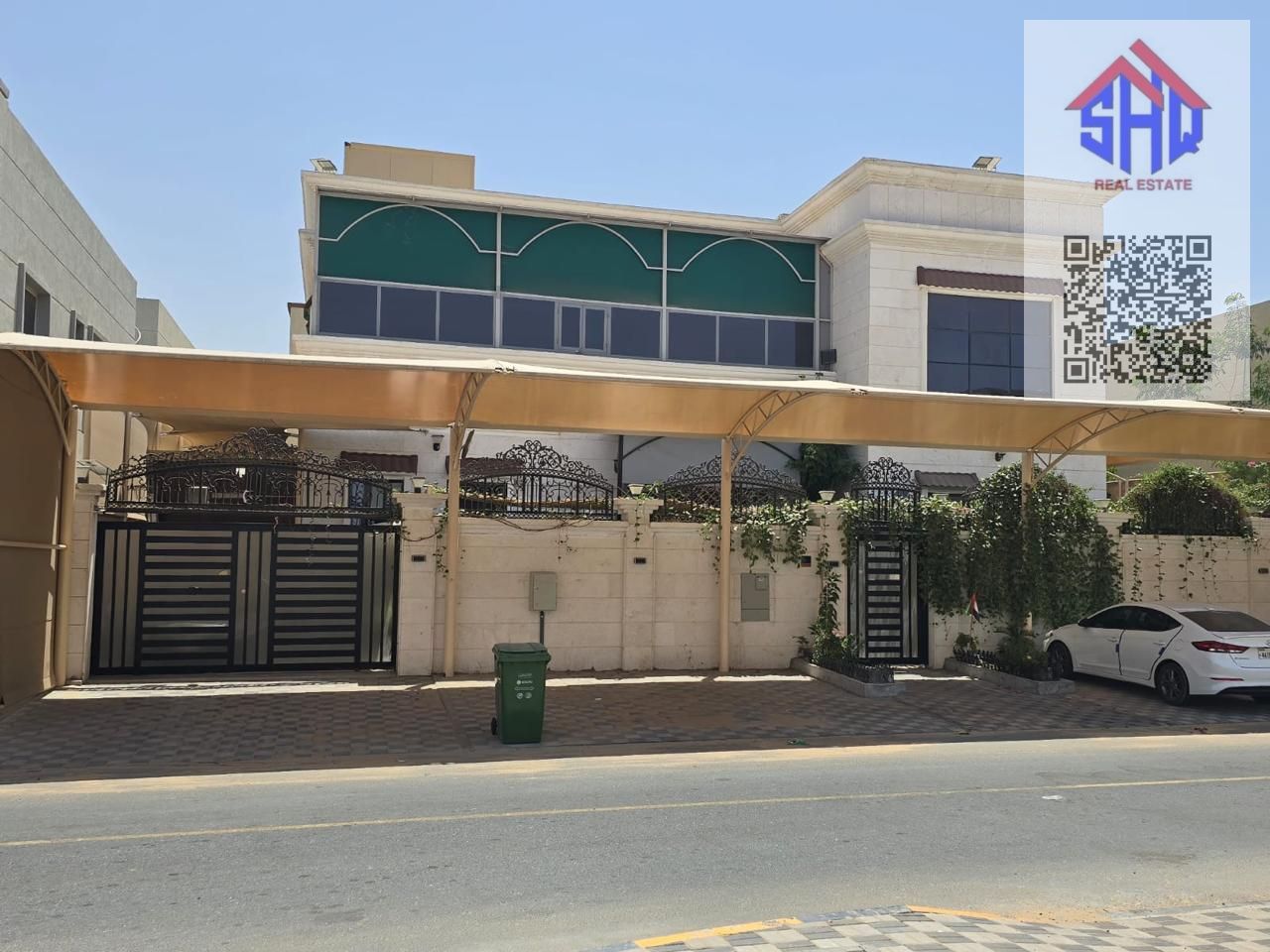 Villa for sale with swimming pool, including water, electricity, and air conditioning, some furnishings included. 5 master bedrooms, living room, 2 lounges, and maid's room.