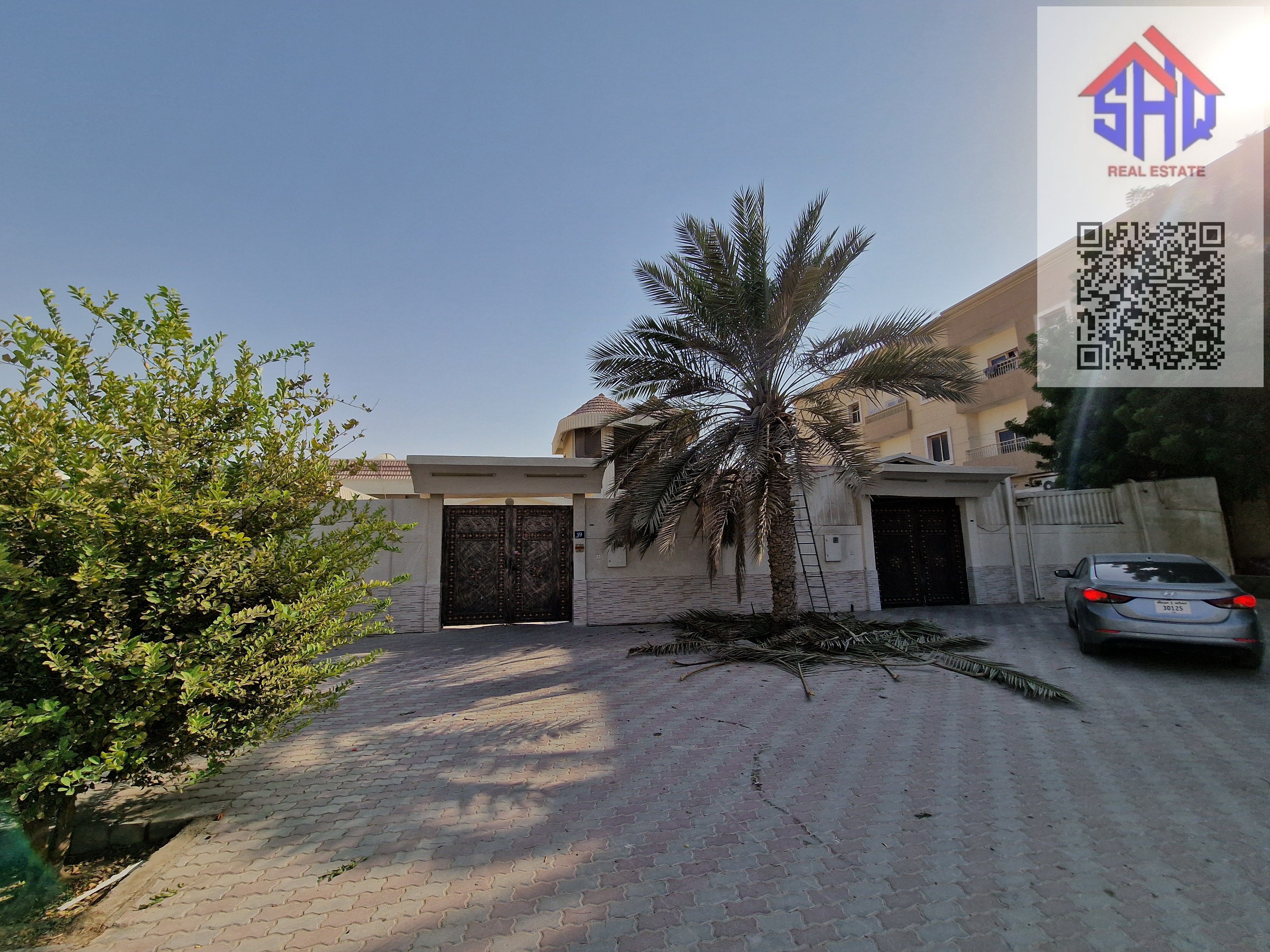 Ground floor residential/commercial apartment for rent: 4 rooms, living room, maid's room, and an external majlis (reception area).