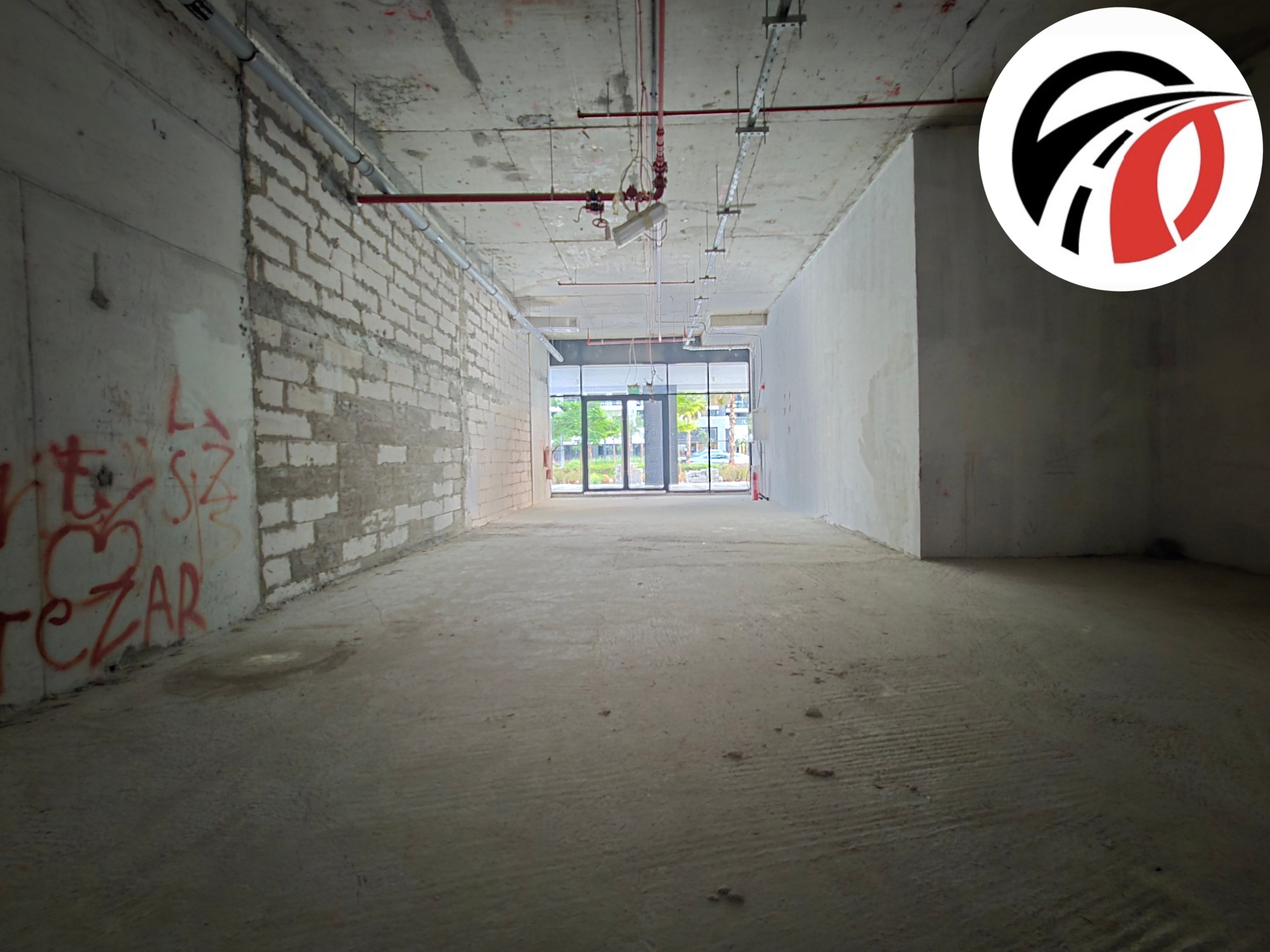 Boulevard view/ big size shop / 2 months free/ back door / chiller free/ hot location