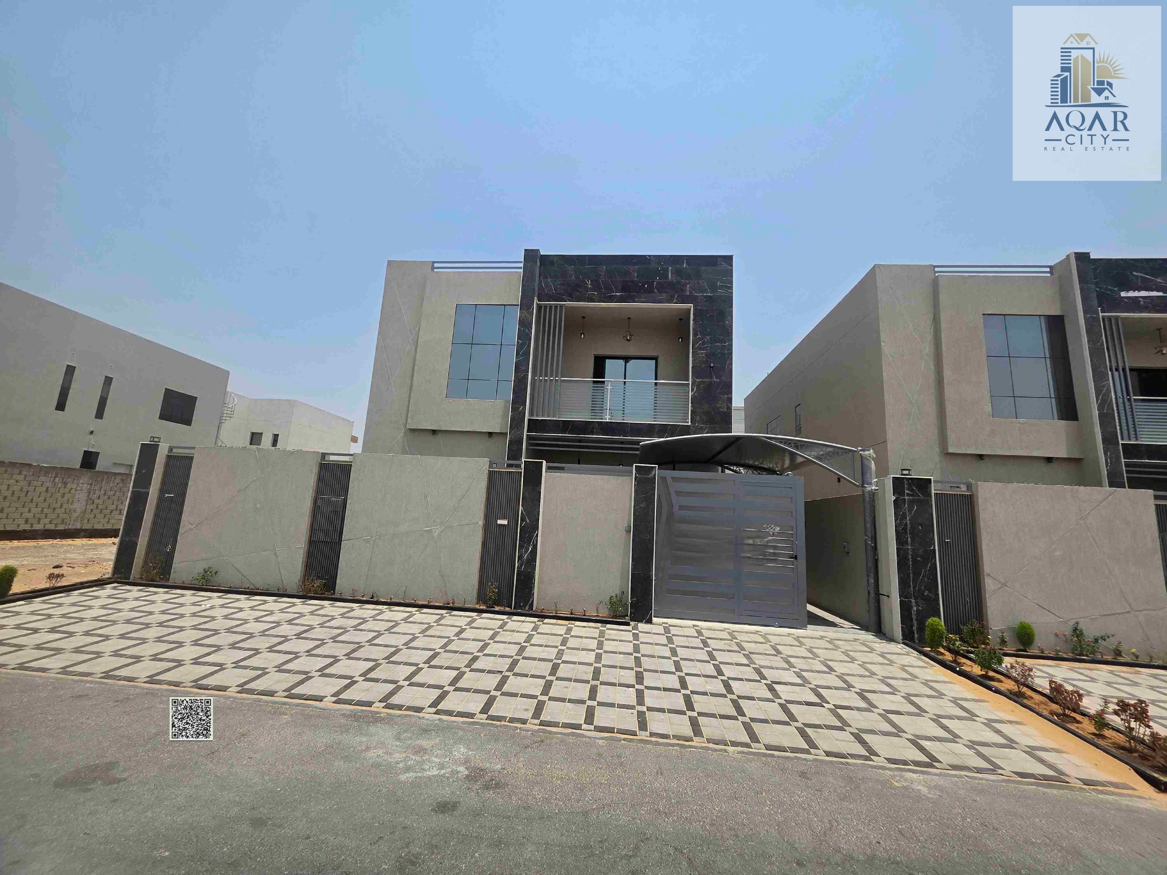 At an excellent price, including air conditioning, and negotiable - two floors, a roof, and a large courtyard - freehold for all nationalities - possibility of bank financing