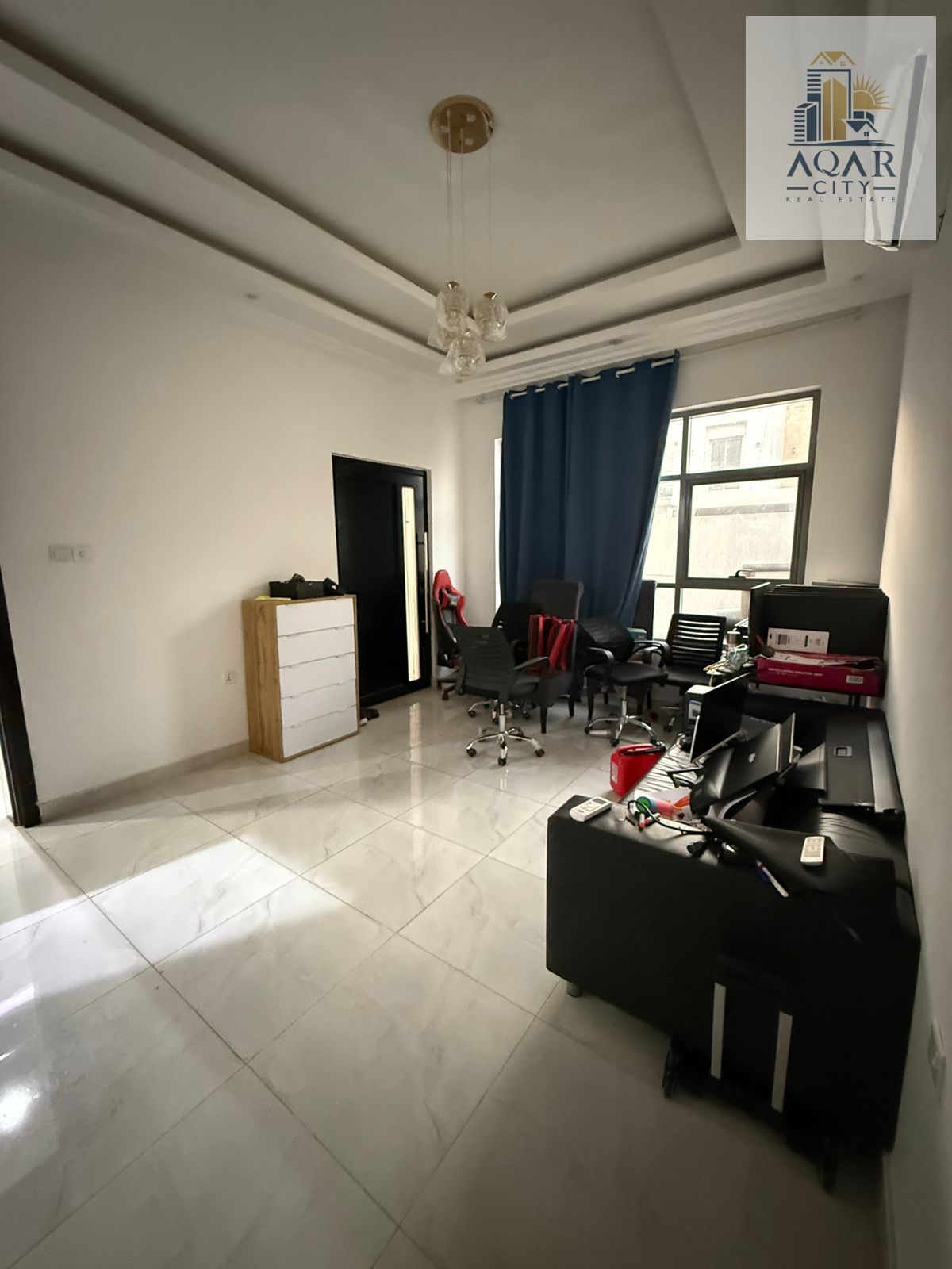 For sale, a townhouse including electricity, water and air conditioning, close to all services, 5 master bedrooms with built-in wardrobes