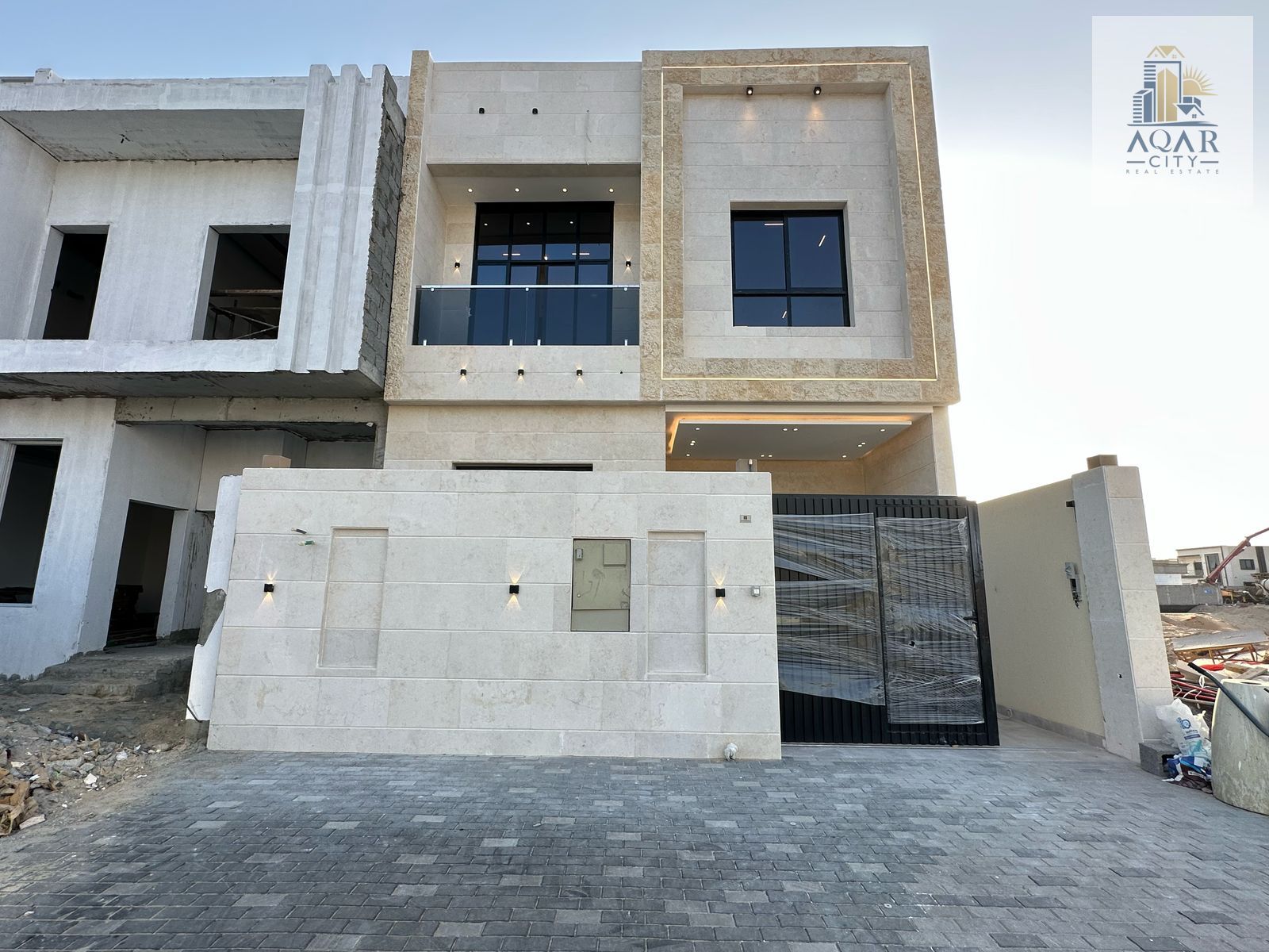 For sale: Townhouse for sale in Ajman, Al Zahia area - close to Sheikh Mohammed bin Zayed Road. Two floors, ready for occupancy or investment. Super d