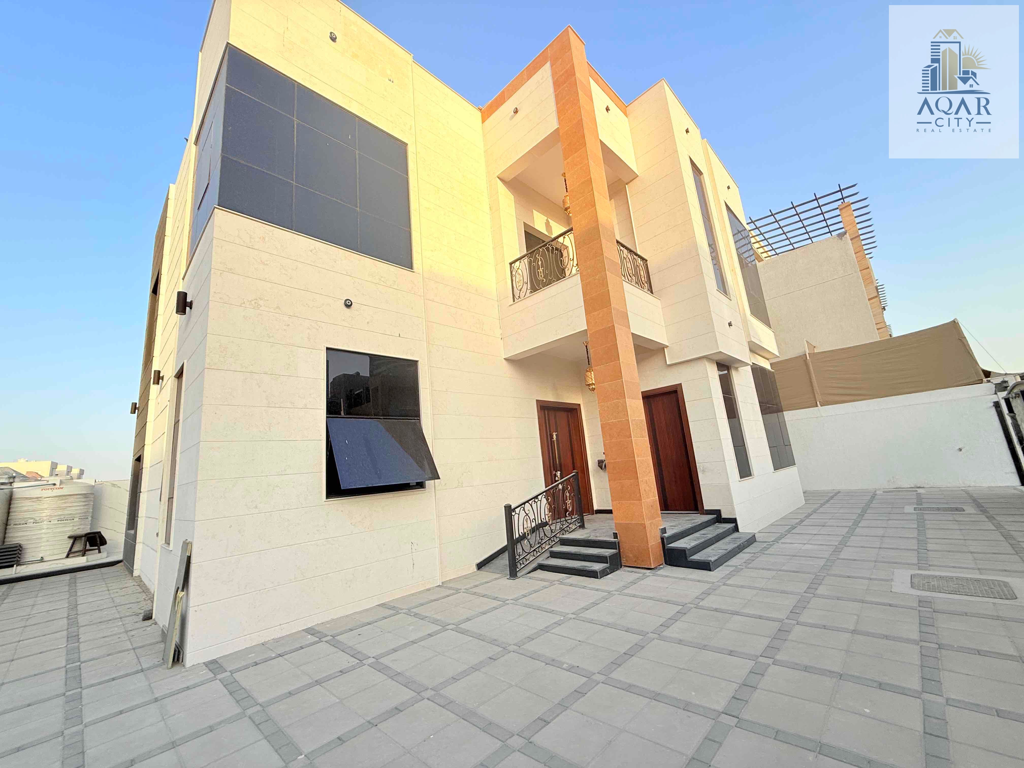 Villa for sale, corner of two streets, land area 4,500 square feet, consisting of five master bedrooms, a master living room, a hall, a main kitchen,