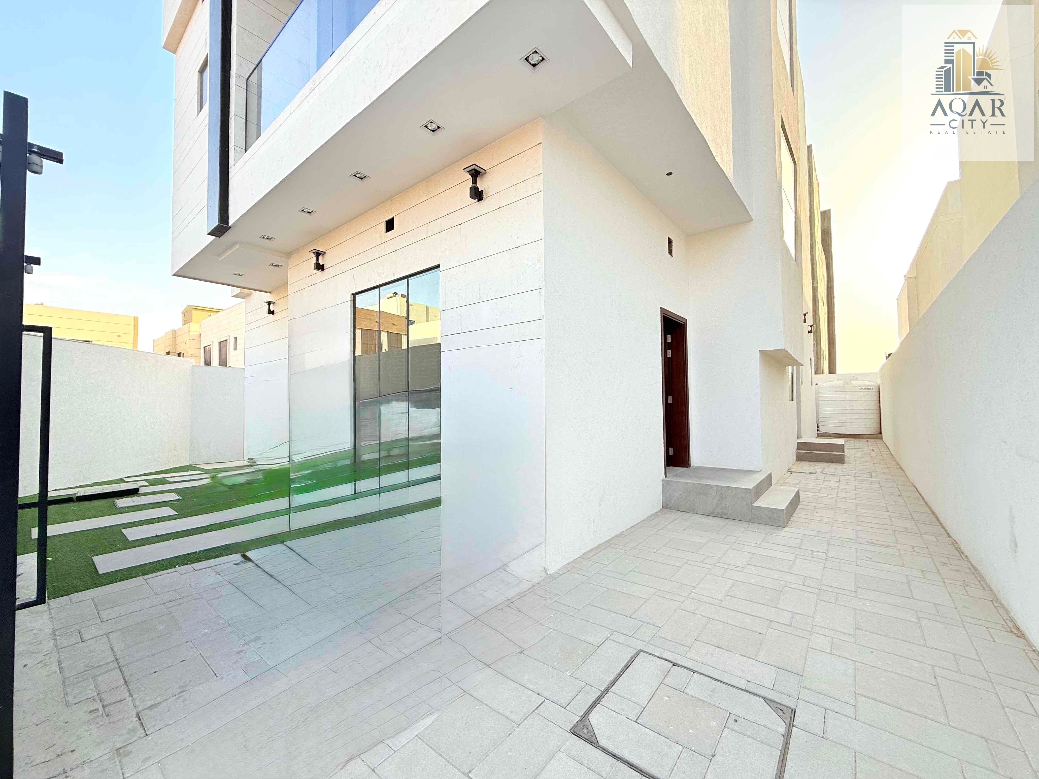 For sale: Modern corner villa with 5 bedrooms, a rooftop conditioning included, directly in front of the garden.