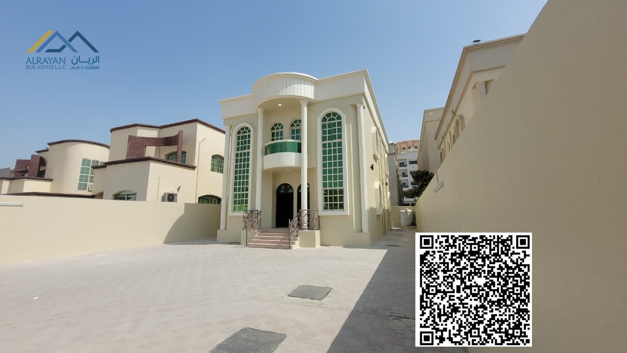 Includes electricity, water, and air conditioning. Freehold ownership.