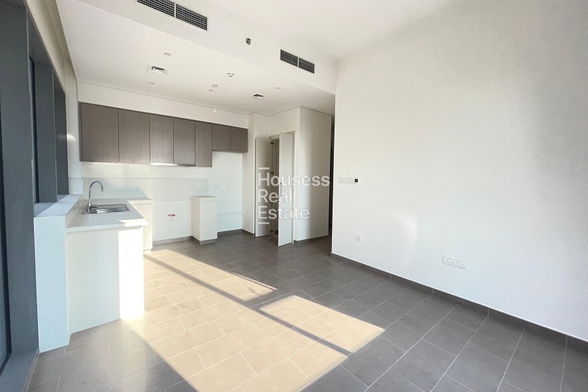 Vacant | Low-floor | Spacious