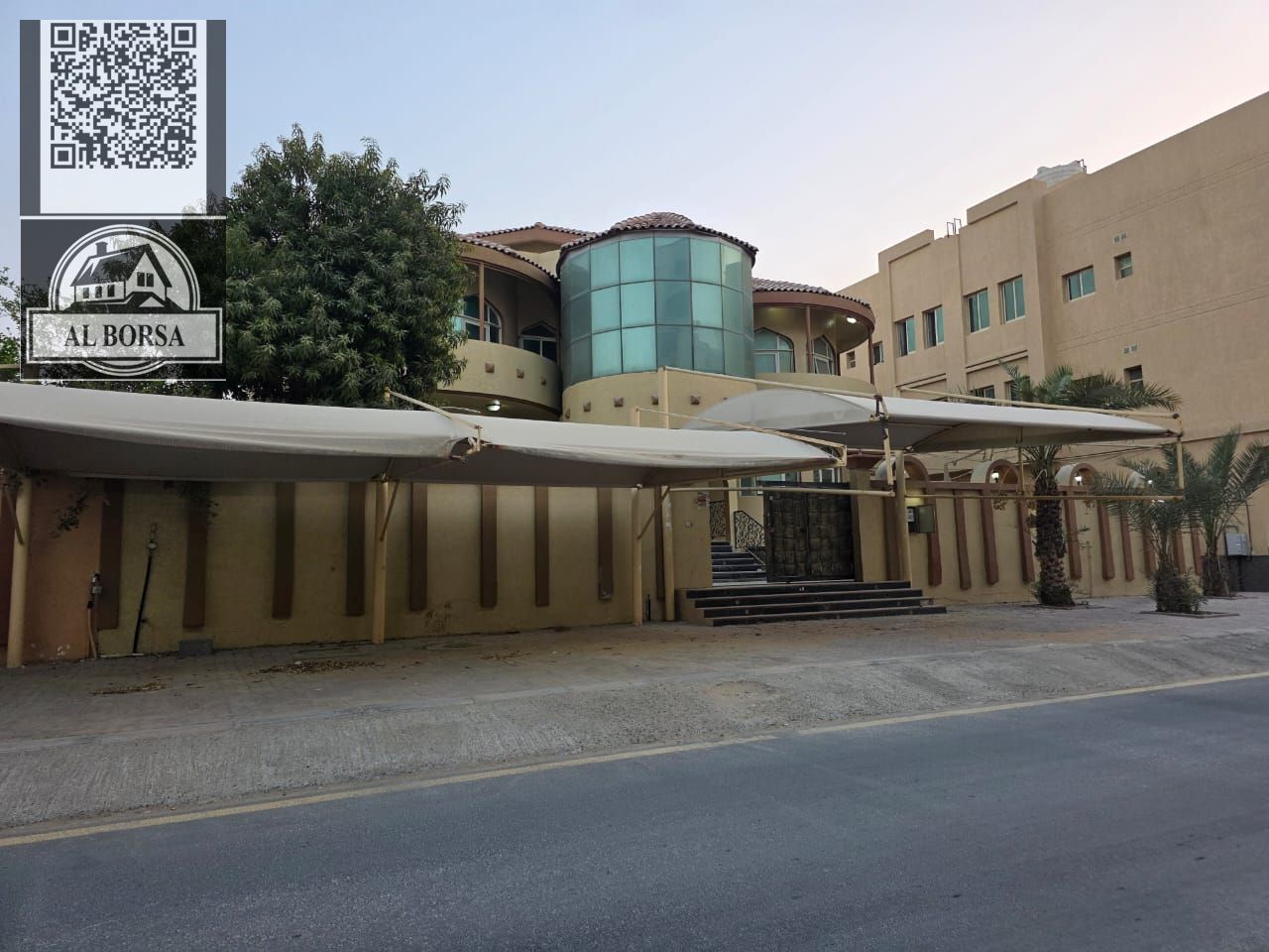 For rent in Rawda 1, a commercial villa with 6 master bedrooms, a majlis, a living room, a maid's room, and an external kitchen. Spacious area.