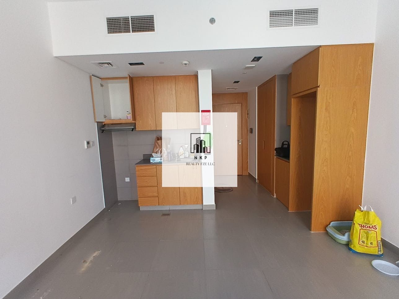 Specious luxury studio available for rent