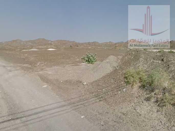 Residential/commercial land for sale in Masfout, Basin 1. Permit for ground floor + 4 floors. Excellent location.