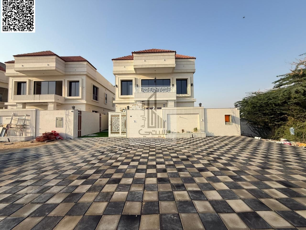 Villa for sale in Al Zahia Consisting of: • 5 master bedrooms • Majlis with ensuite bathroom • Living room with ensuite bathroom • Main kitchen