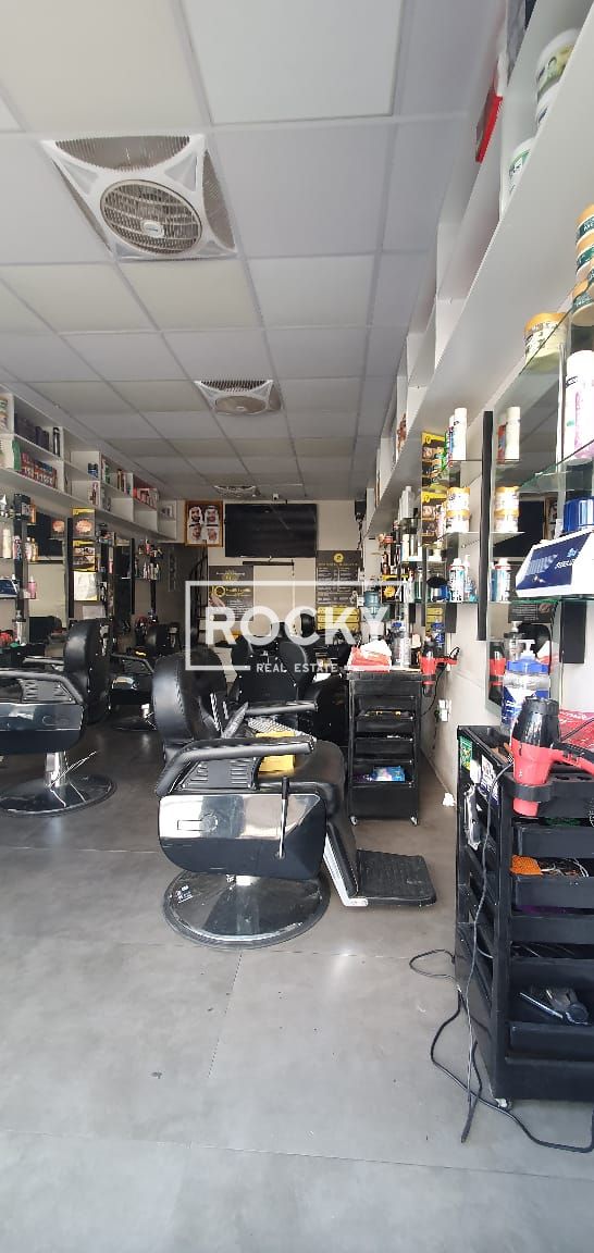 Fully Fitted Gents Salon | Hor Al Anz