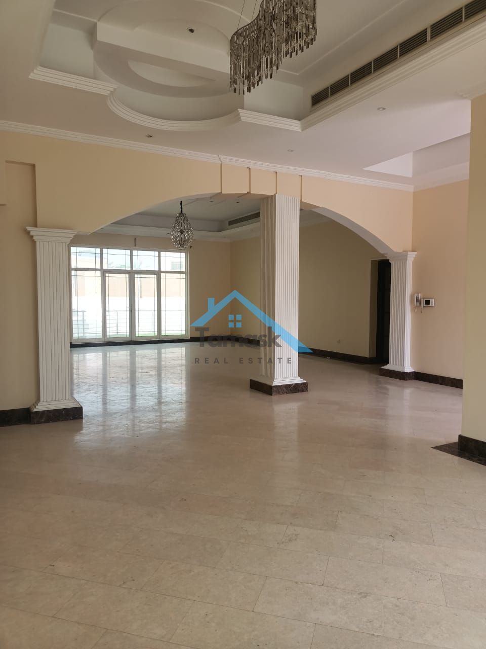Ground floor villa for rent in Al Khawaneej 1.4 master bedrooms, 2 kitchens, maid's room, laundry room, central air conditioning, covered parking.