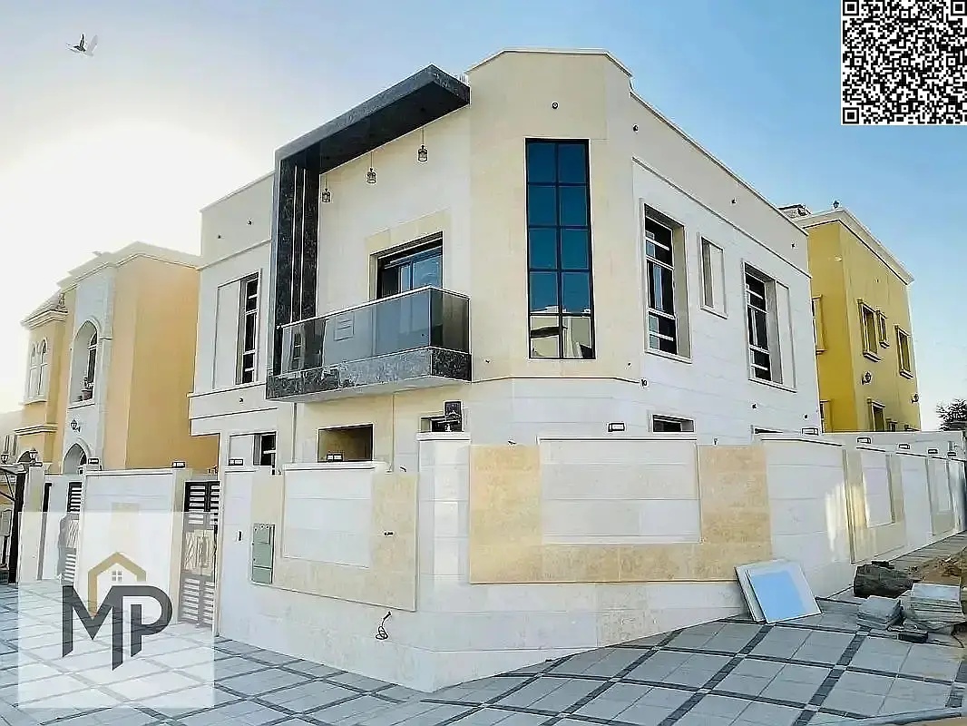 Corner villa on two streets, 5 master bedrooms, at a very excellent price with freehold ownership for all nationalities.