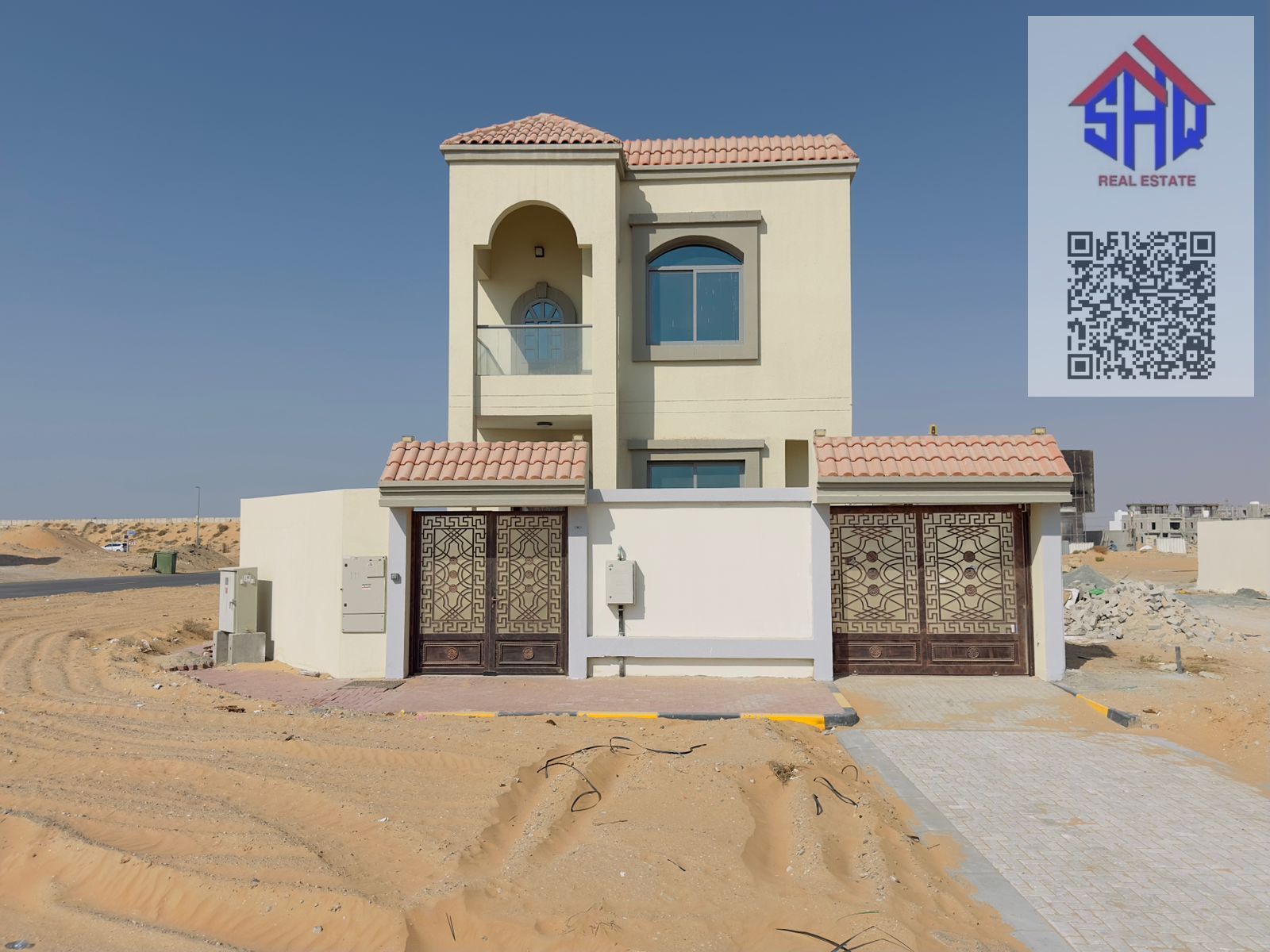 For rent: Corner villa, first occupancy, central air conditioning, consisting of two living rooms (one upstairs and one downstairs) + 4 master bedrooms + maid's room