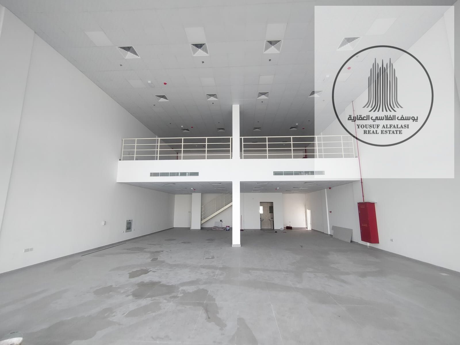 Showroom with an area of 4300 square feet, 55 kilowatts of electricity ready.