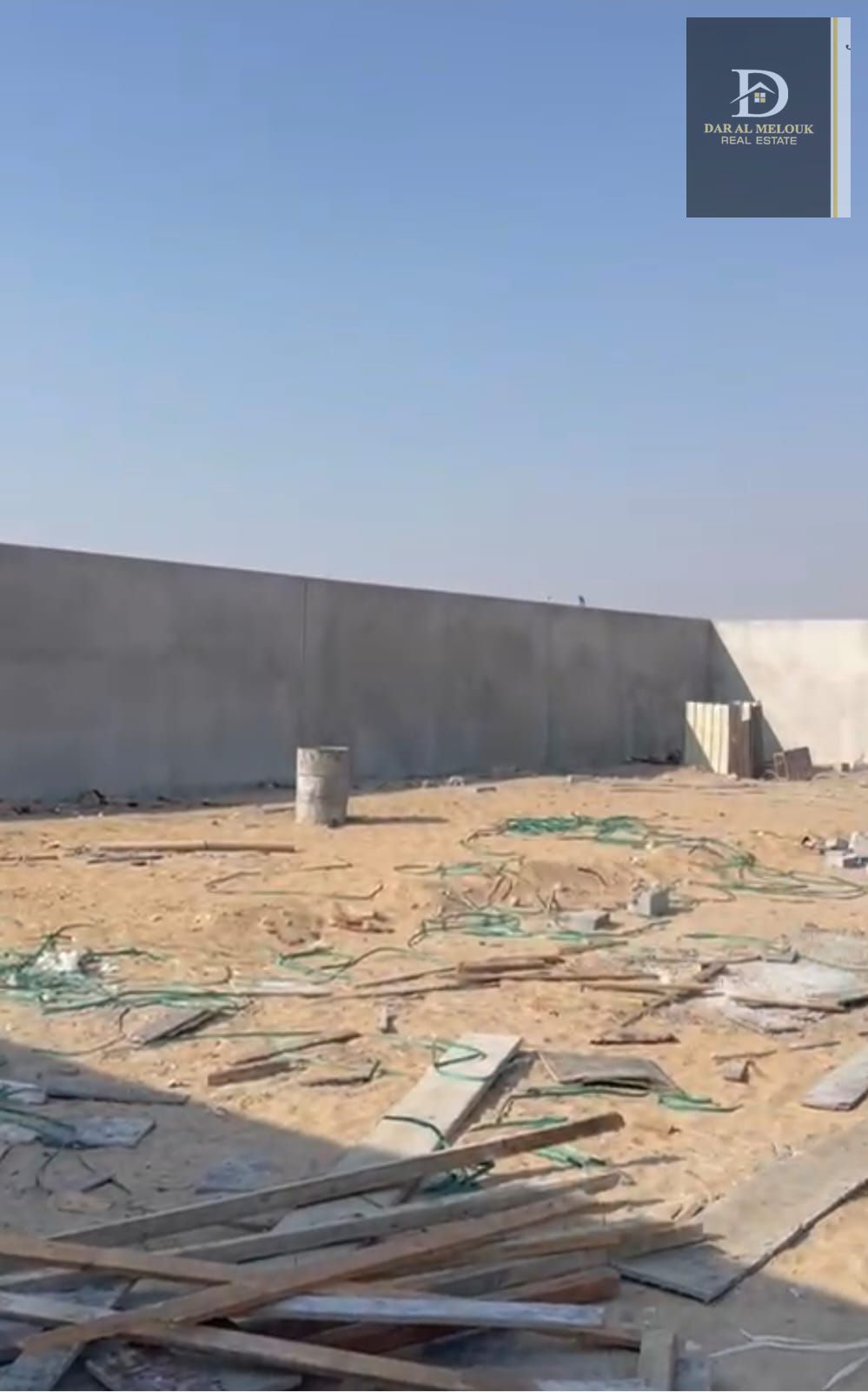 Land for sale in Sharjah Al Sajaa area Walled land Corner plot on two streets Area: 9688 sq ft Building includes: Wall, office, kitchen, and bathroom