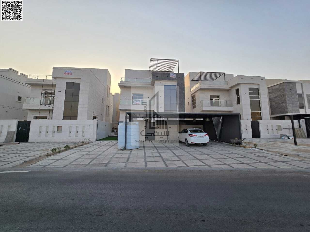 Villa for sale in Al-Haliyo area Consisting of: • 5 master bedrooms • Majlis with bathroom • Living room with bathroom • Main kitchen • Maid's r
