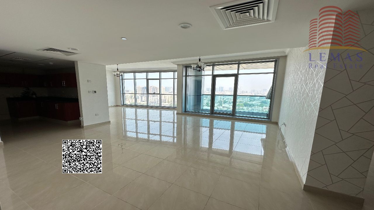 2bhk For sale: Closed kitchen with a full city view