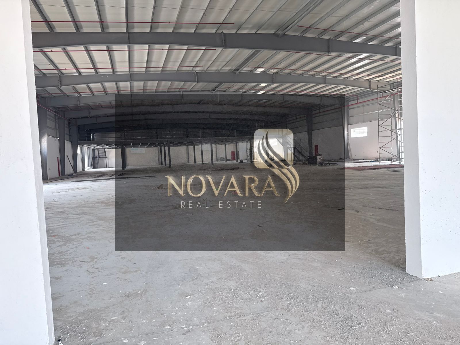 Warehouse in Umm Al Quwain / Prime location, 40,000 sq ft / 300 kW electricity / Main street / Ready in a month and a half.