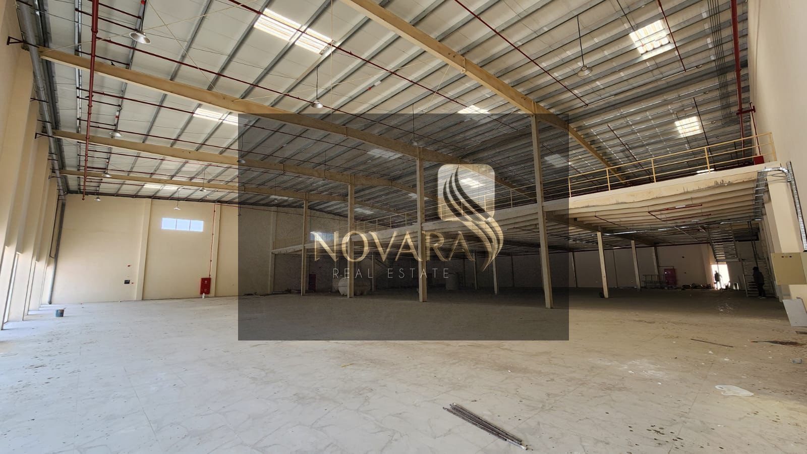 Showroom for rent in Al Jurf Industrial Area 3, Ajman, 31,000 sq ft with mezzanine, 100 kW electricity, prime location, rent 1.5 million dirhams.
