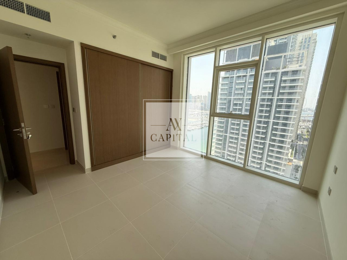 Modern 1BR | Prime Location | Emaar Beachfront