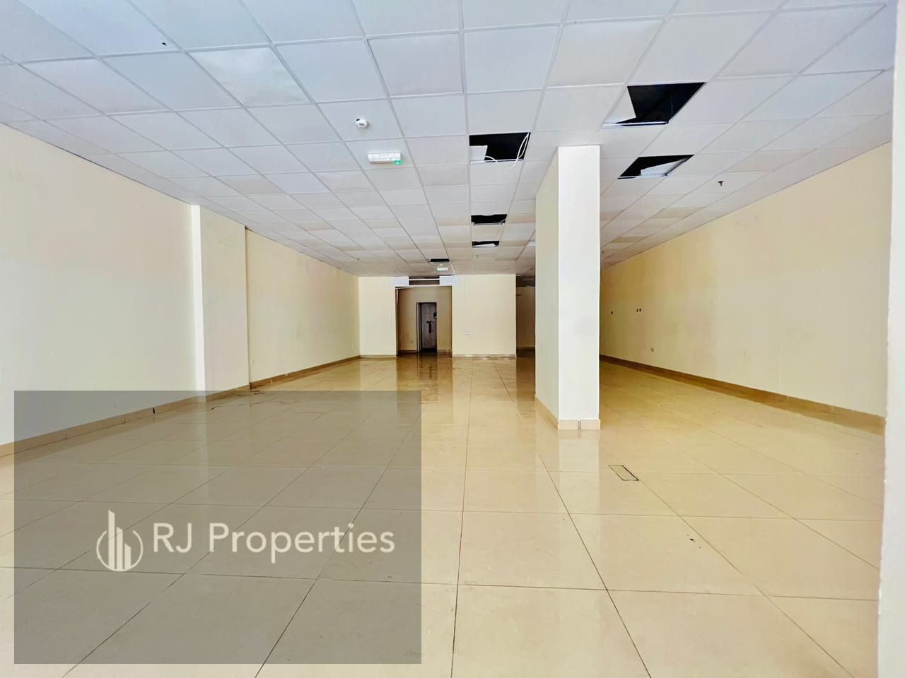 "Commercial Shop for Rent - 1600 Sqft, Great Opportunity Bright Location"