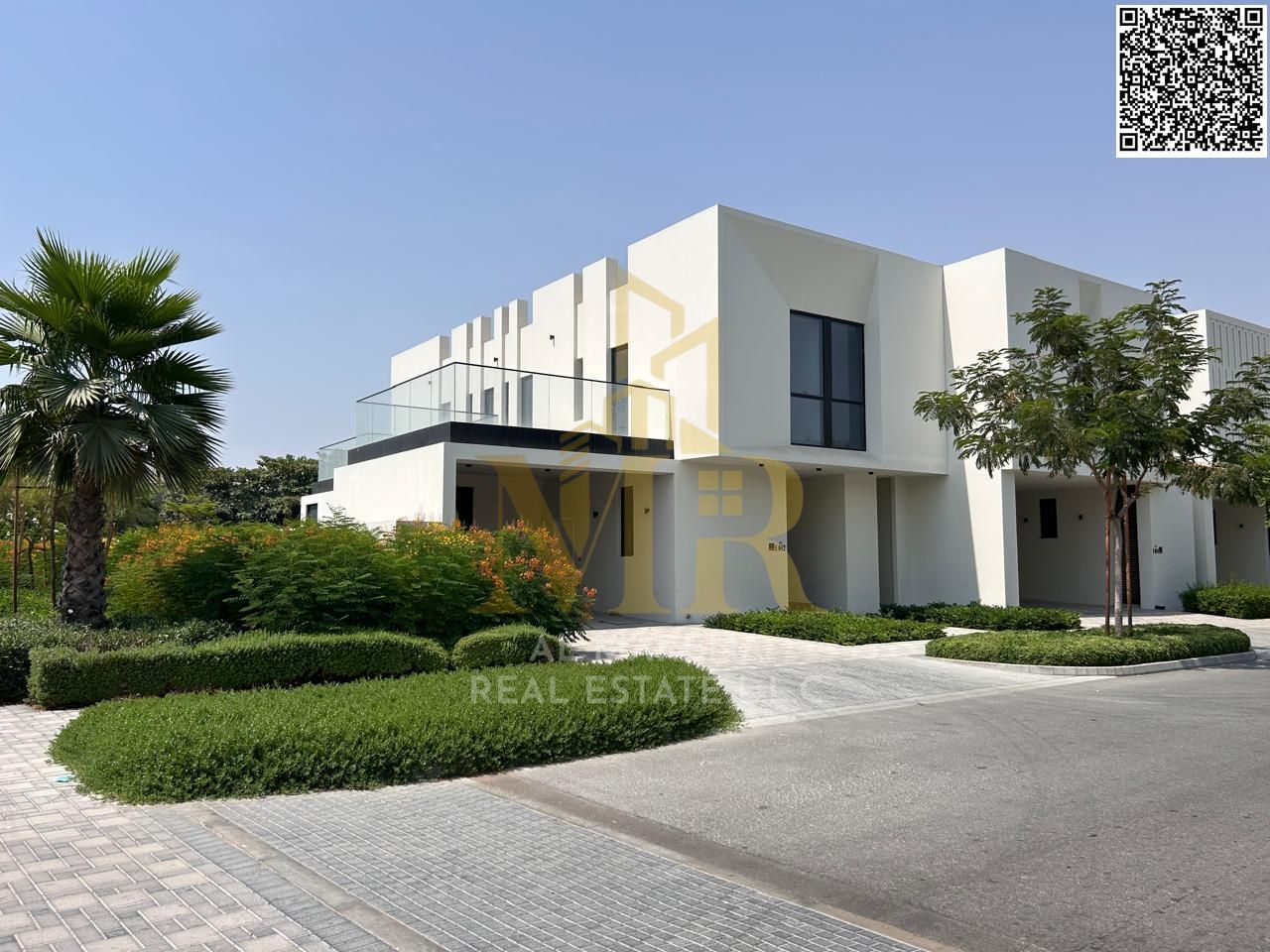Seize the opportunity before it's too late! Luxury villa for sale directly from the owner, price includes electricity, water, and air conditioning.