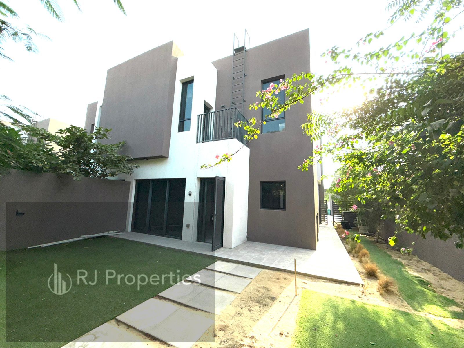 LUXURY TOWN HOUSE FOR Sale in Al jada sarab