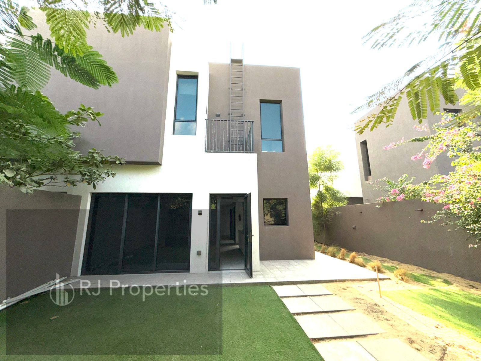 3BHK Townhouse For Sale Prime Location Gated community with All Amenities
