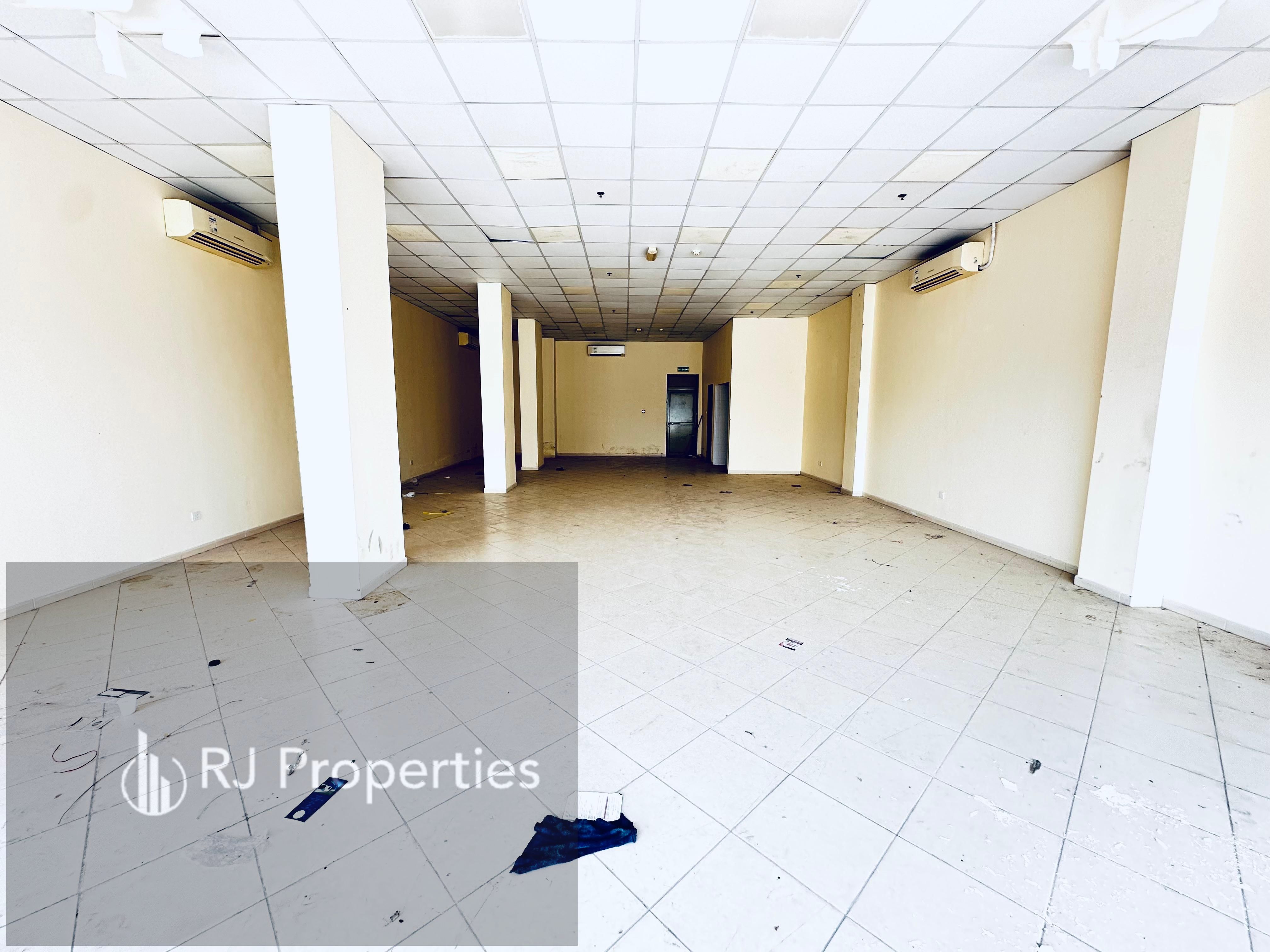 Showroom With Bright Location On main Road Parking Ideal Bussiness Location