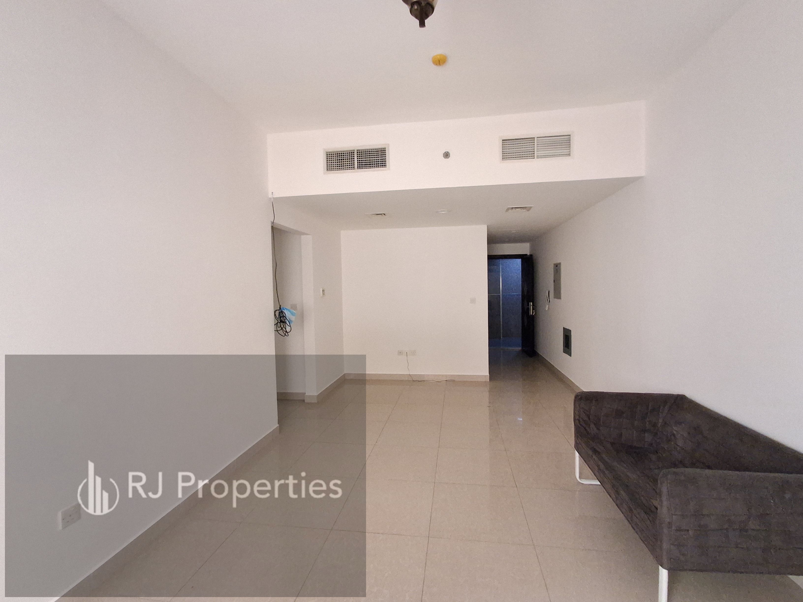 1 BR apartment - family building - close to zahia city centre - easy access for Dubai and ajman
