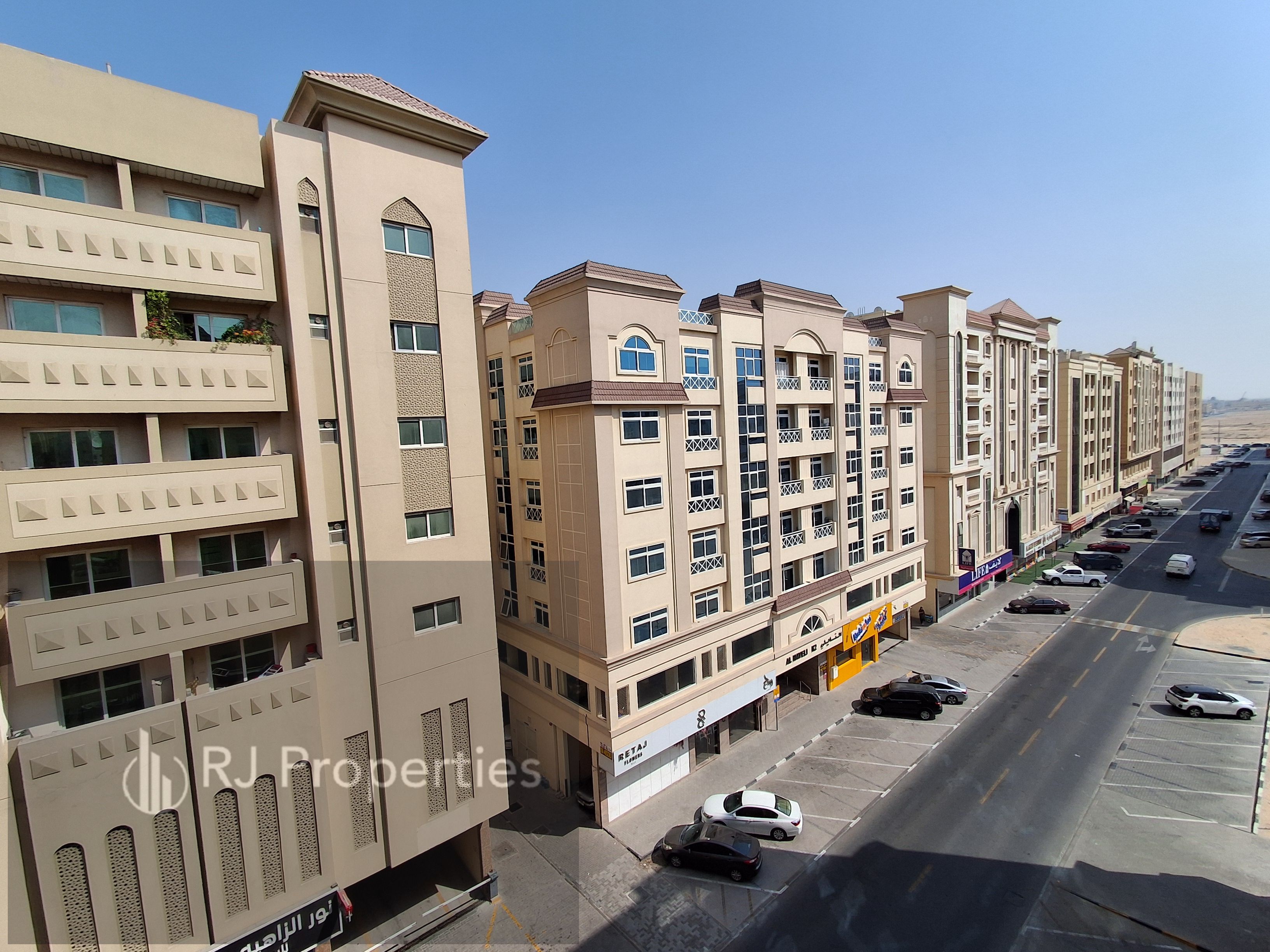 2 BR apartment - double balcony - wardrobes - family building - easy access for Dubai