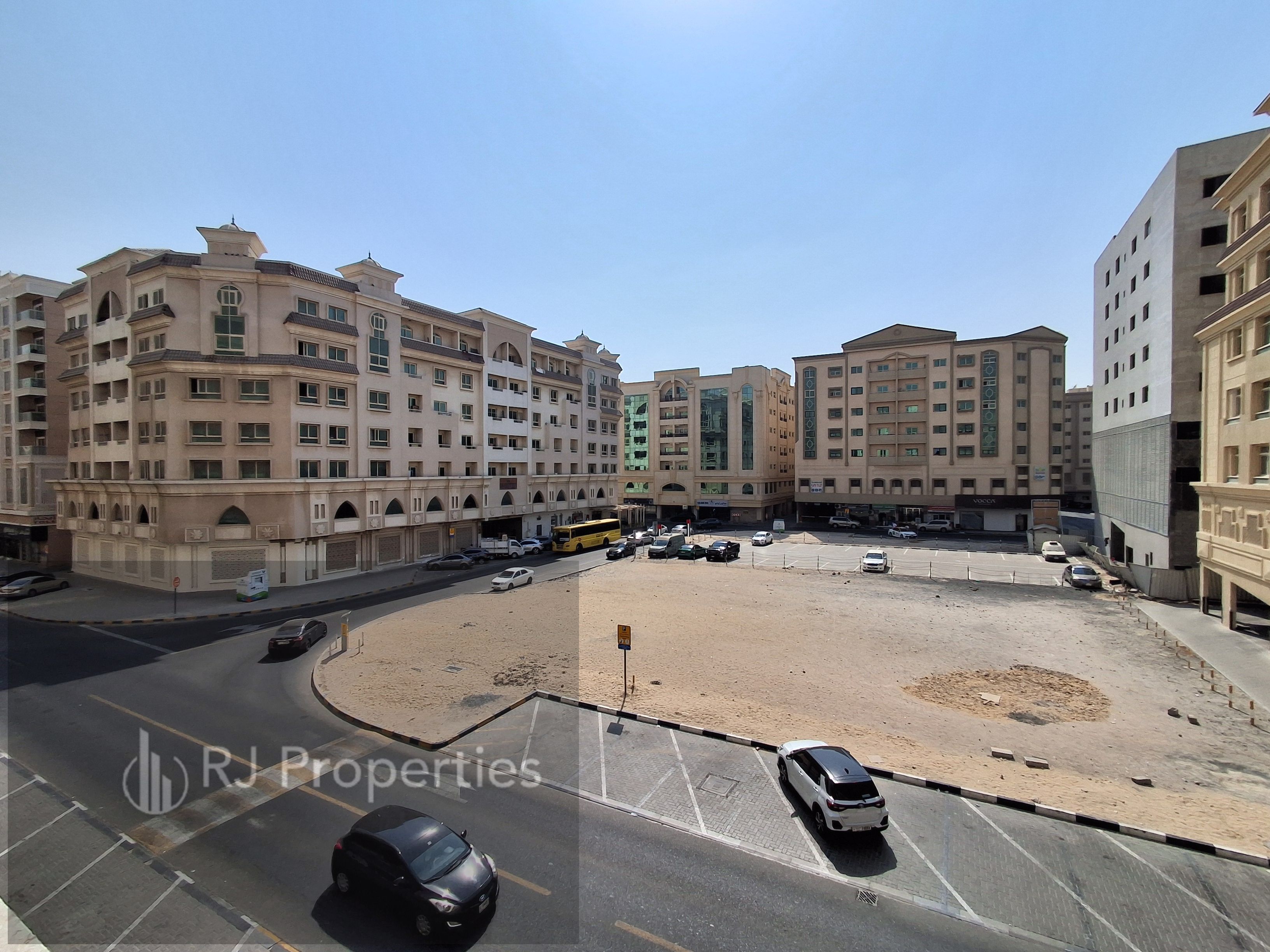 2BR apartment - balcony - Storage Room - Family building - easy access for Dubai
