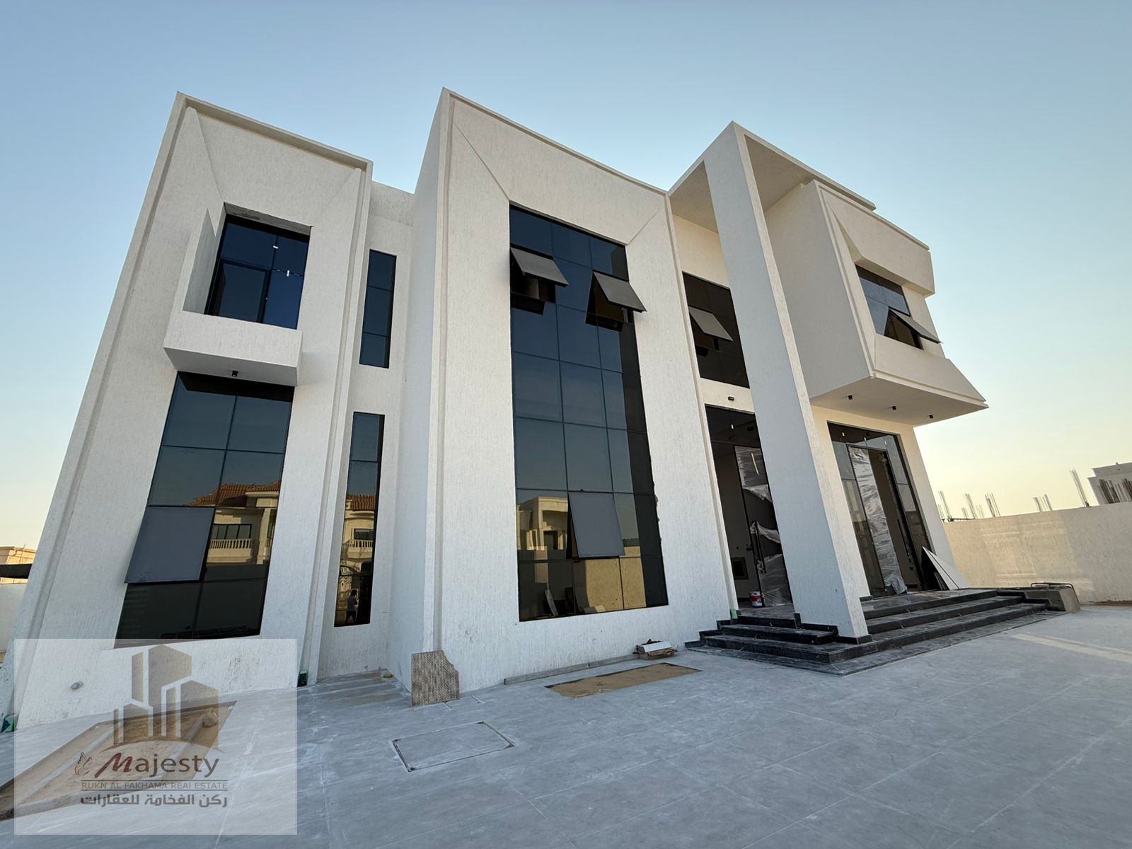 Villa for sale in Al Hooshi area, Sharjah. Modern design, super deluxe finishes, excellent price.