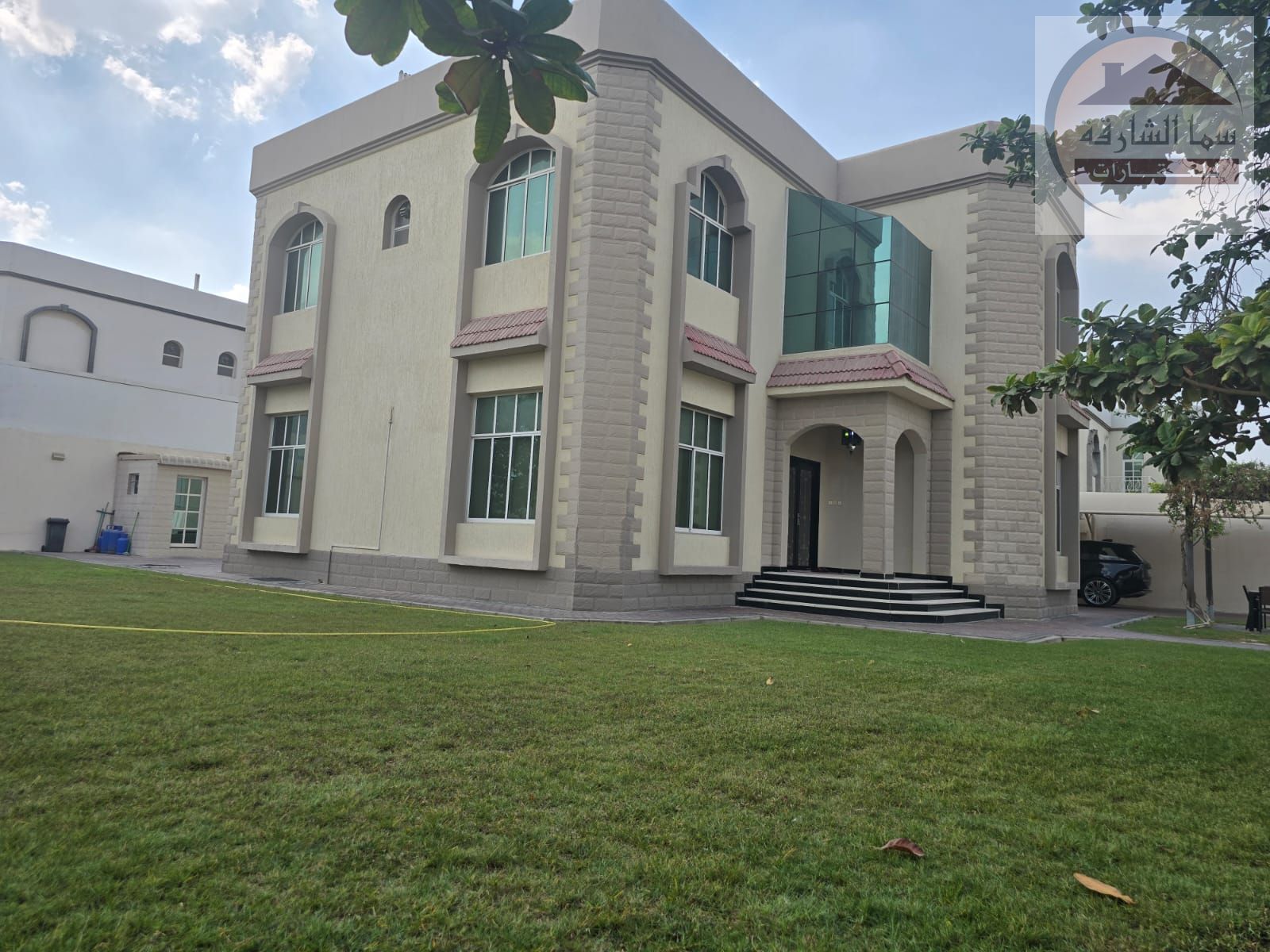 Two-story villa for sale in Al Tala'a area, Sharjah. Convenient location. The villa is very clean. Land area: 11,200 sq ft. Ground floor: Majlis, larg