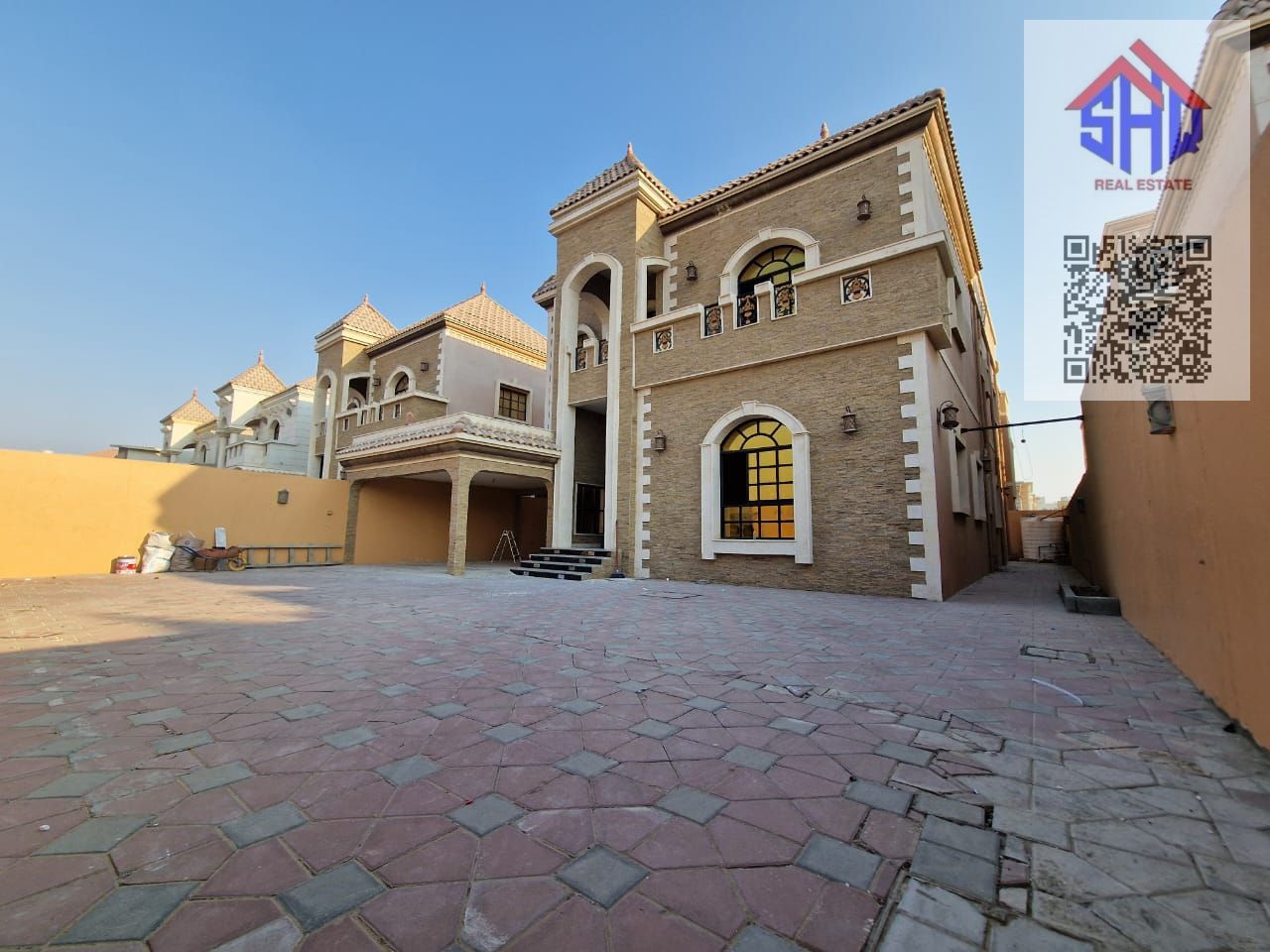 For sale: Residential/commercial villa with five rooms, a majlis (formal sitting room), two rooms, a preparation kitchen, a maid's room, an external setback, an internal canopy, and a spacious yard.