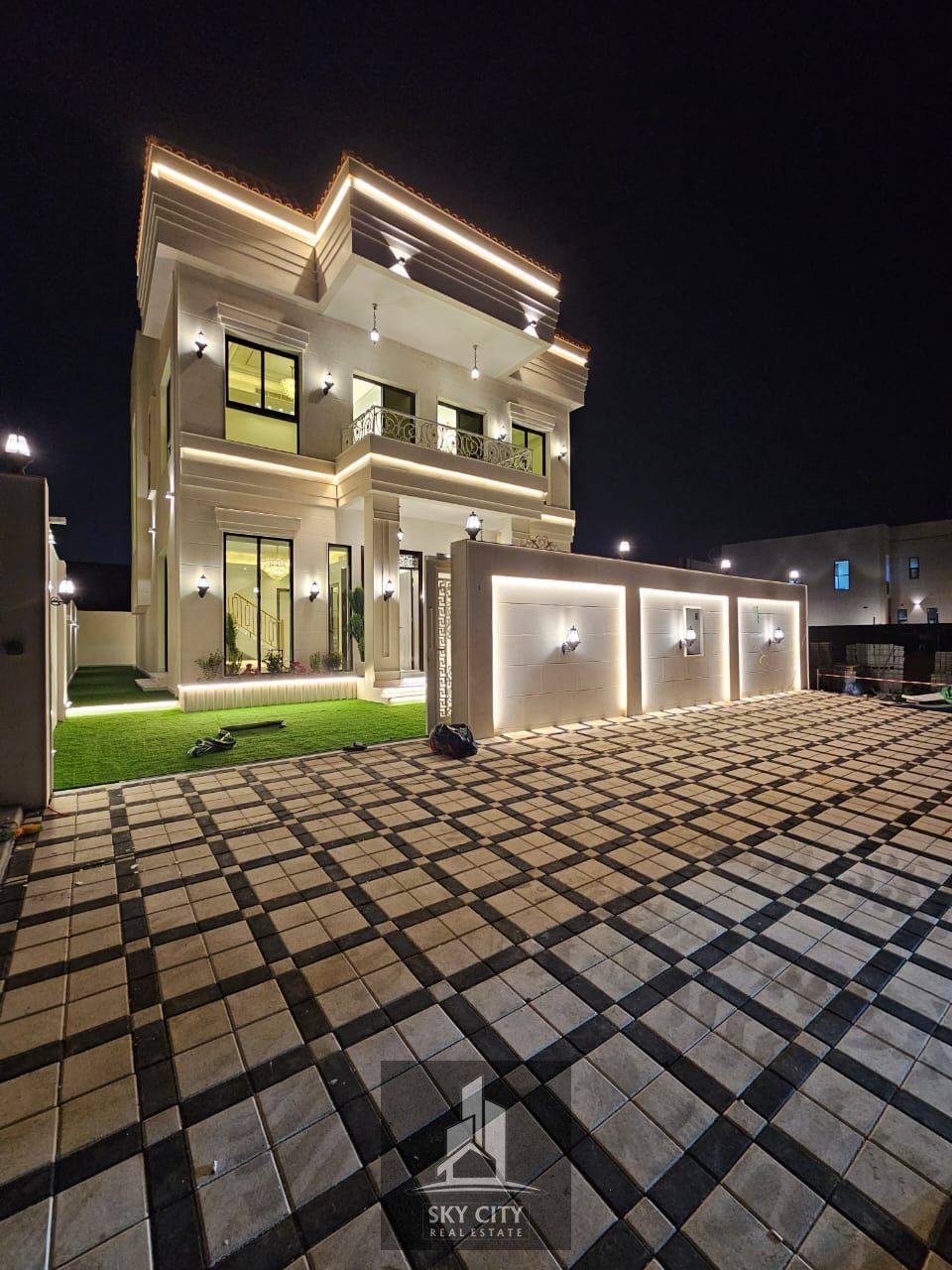 Two-story villa with 4 master bedrooms, prime location on a main street, super deluxe finishing.