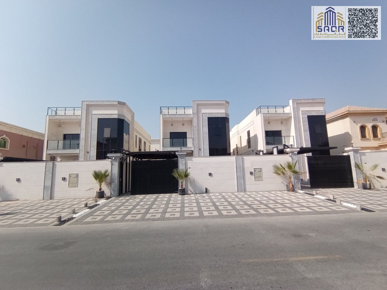 Modern villa with a swimming pool in a prime location close to all amenities / Freehold