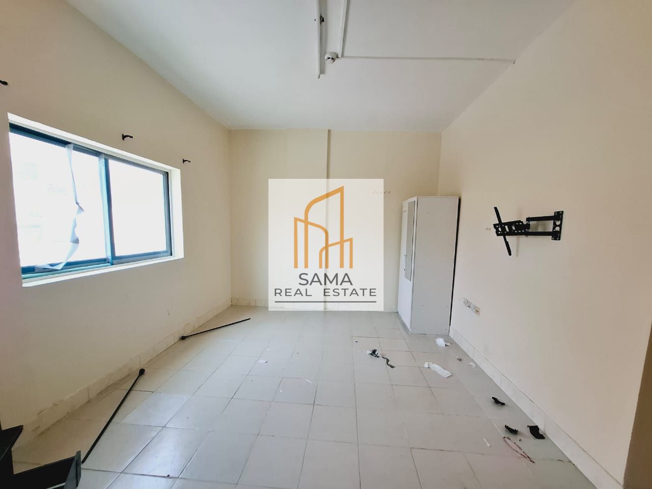Family studio flat available big size close kitchen split ac only 18k close to madina shopping center muwaileh
