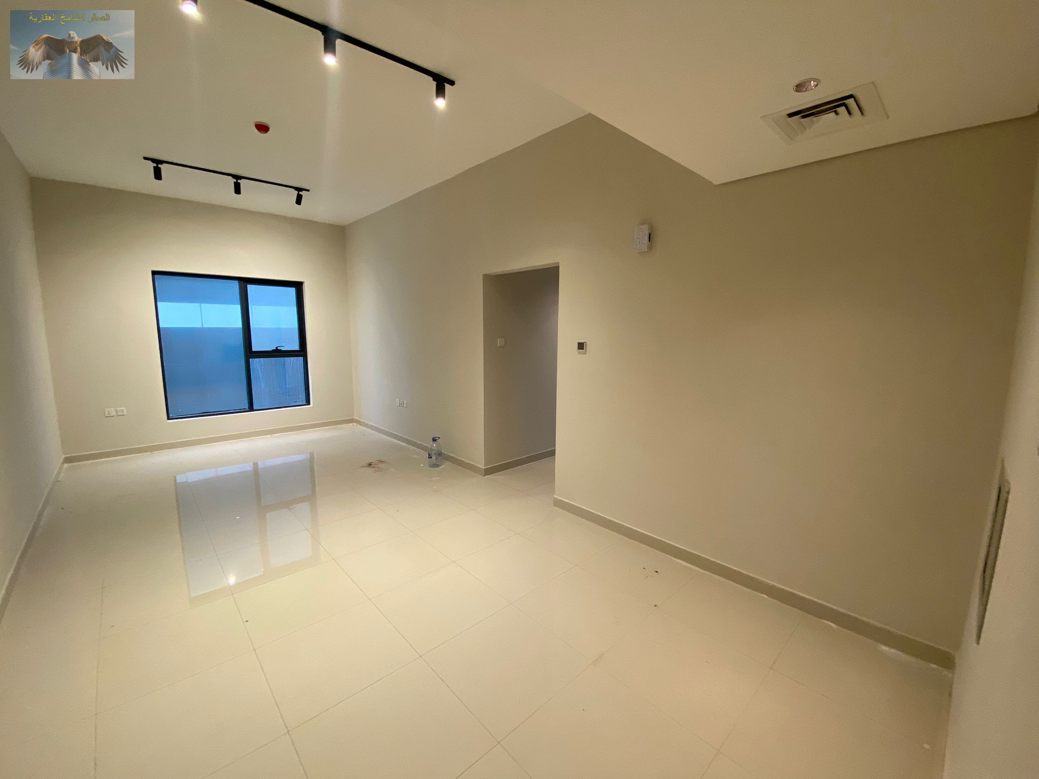 Built-in wardrobes | Central air conditioning | Free parking | Balcony | Second tenant |